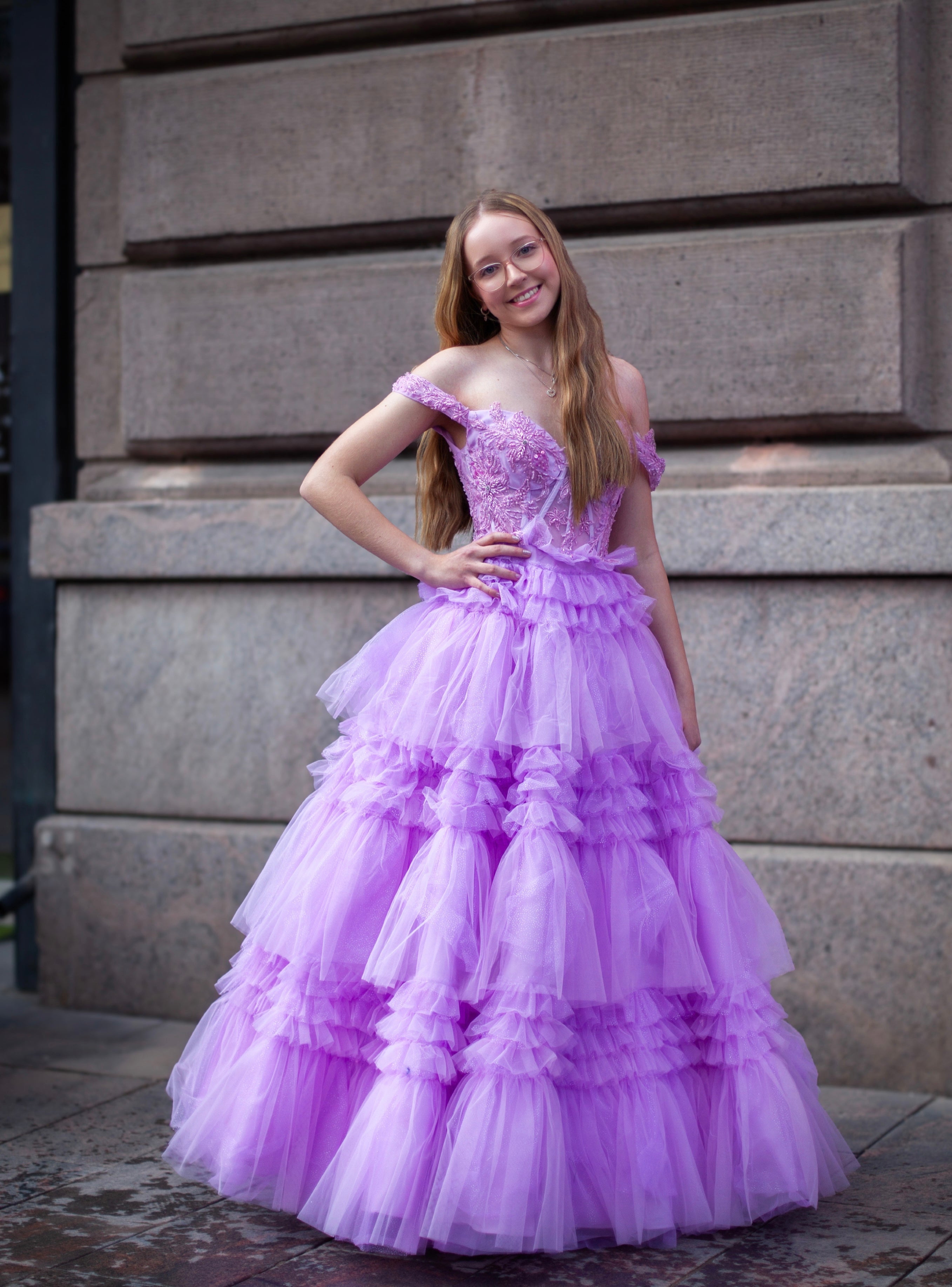 Laventelin vanhojentanssimekko off shoulder -olkaimilla ja röyhelöhelmalla, edestä.
