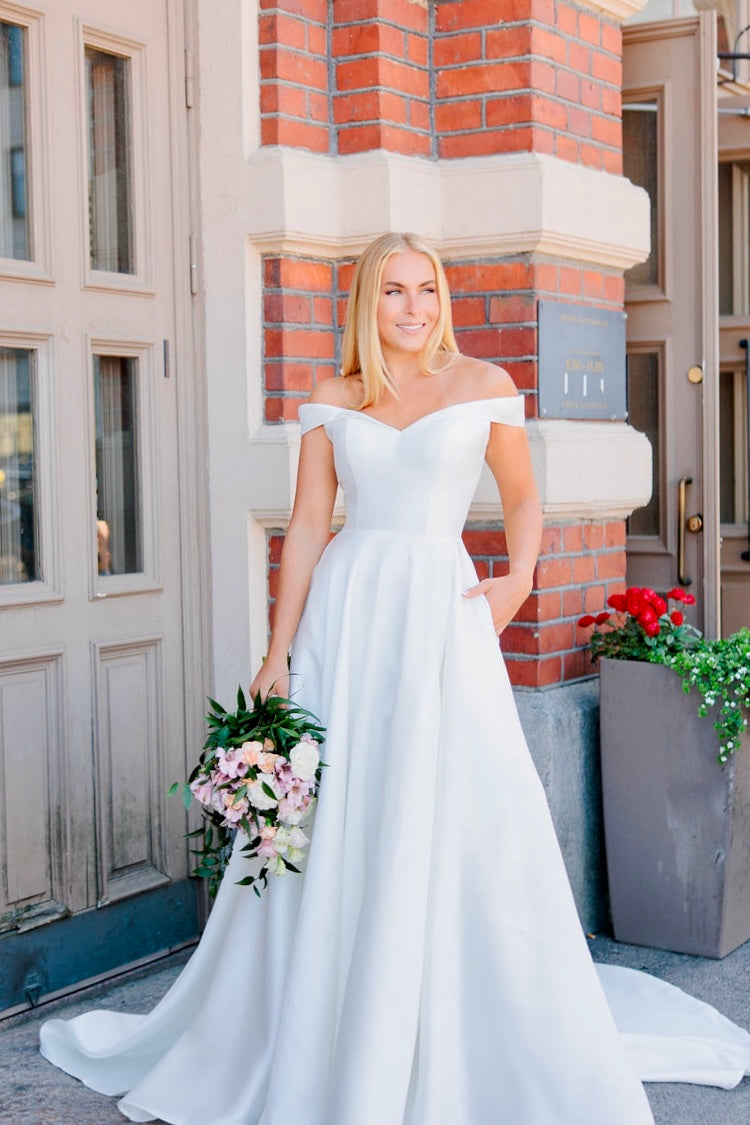 Dazzling-häämekko satiinia, elegantti off-shoulder-yläosa, ylellinen.