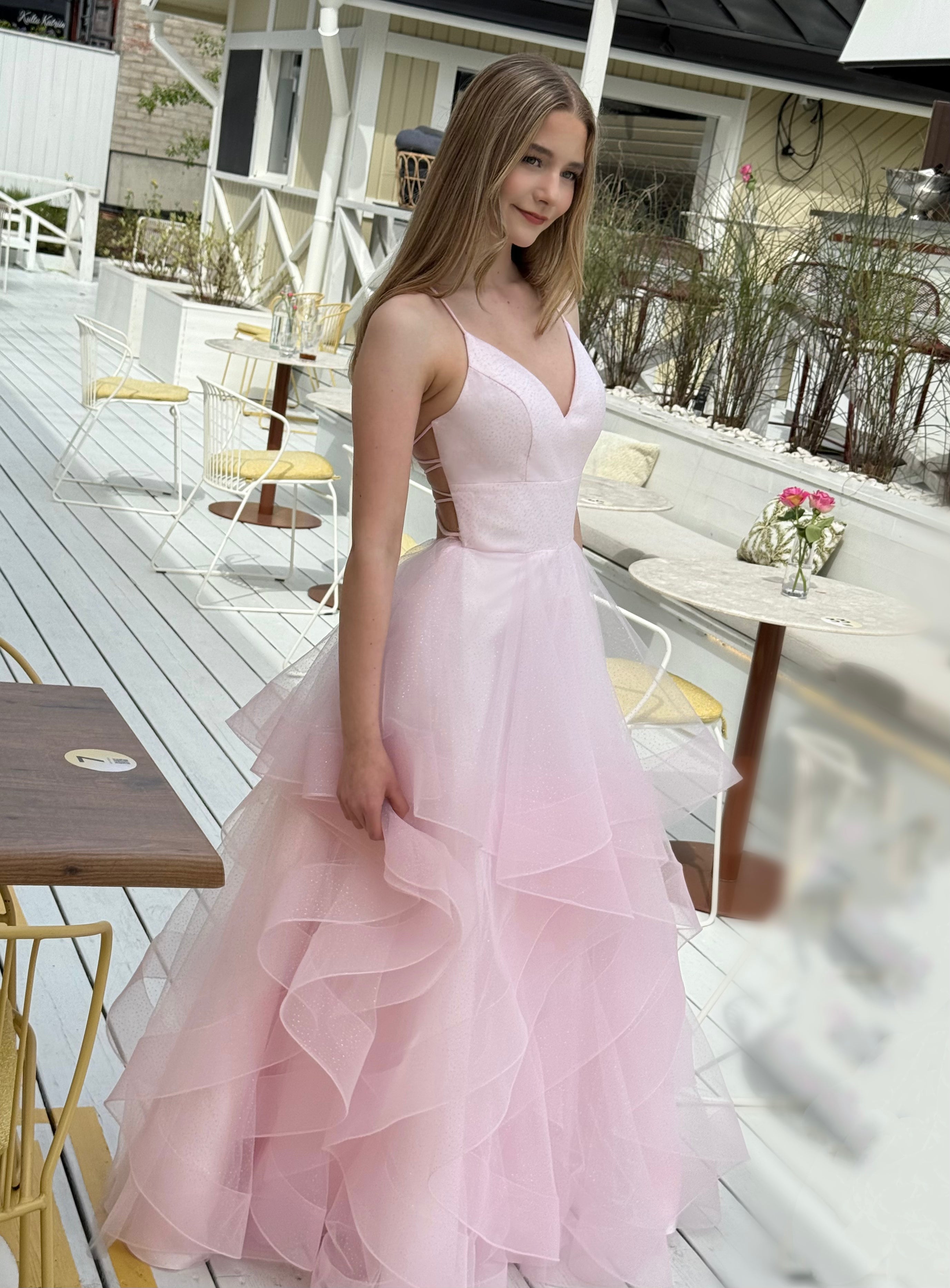 Pinkki röyhelöhelmainen vanhojentanssimekko, edestö kuvattu.