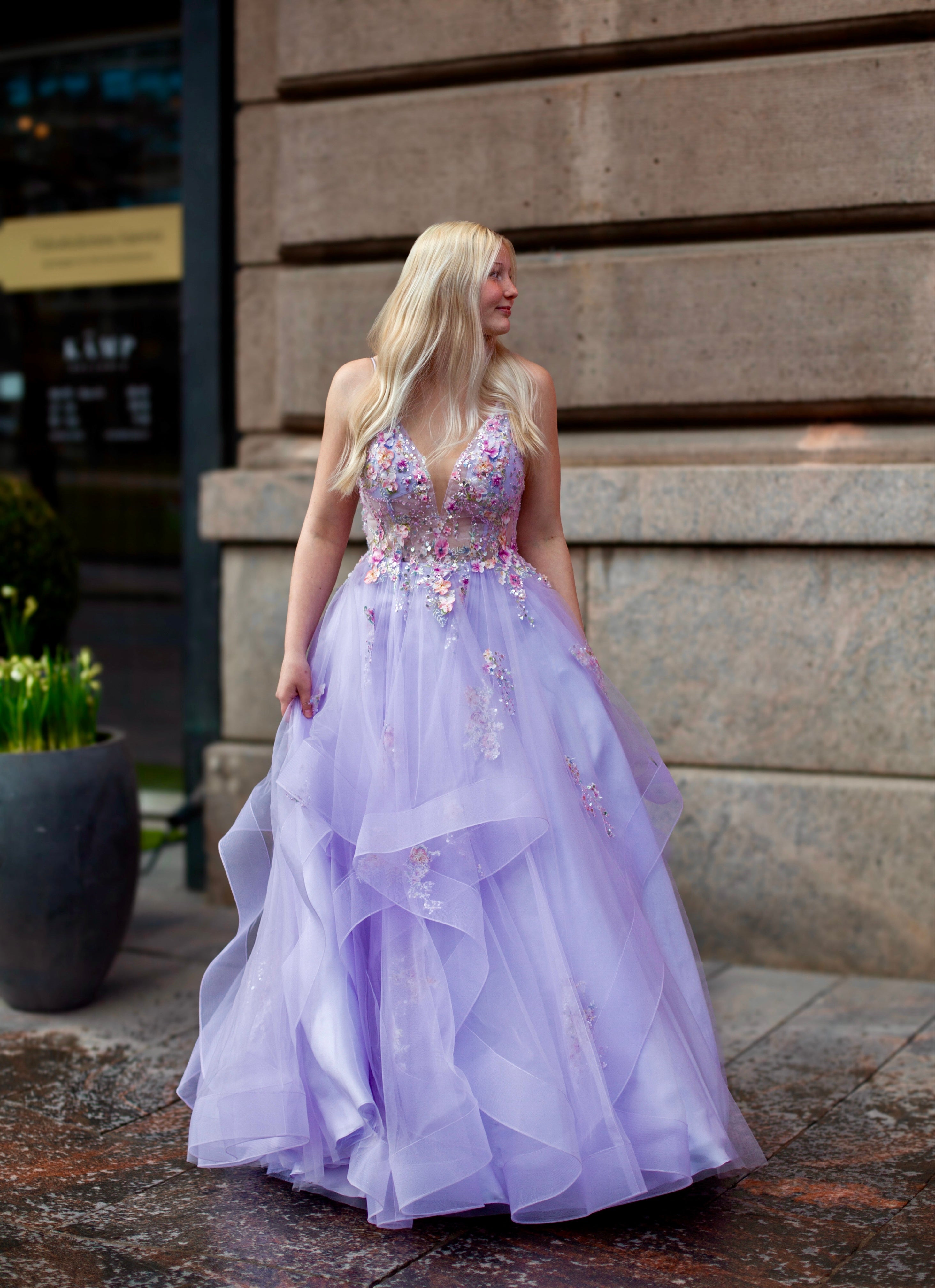 Violetti vanhojentanssimekko, kukkapitsillä ja röyhelöhelmalla, edestä.