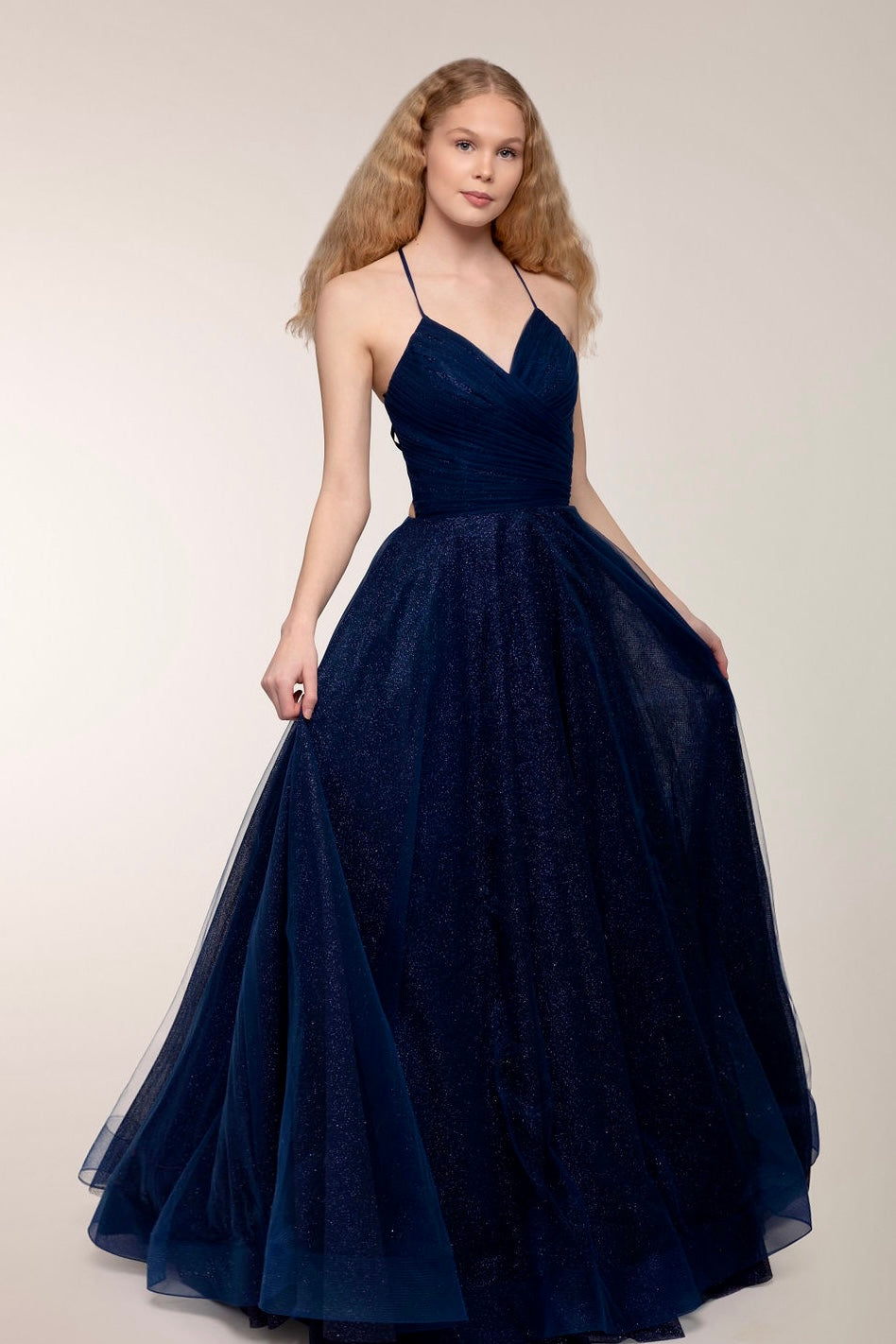 Tummansininen kimaltava vanhojentanssimekko avoimella selällä, edestä.