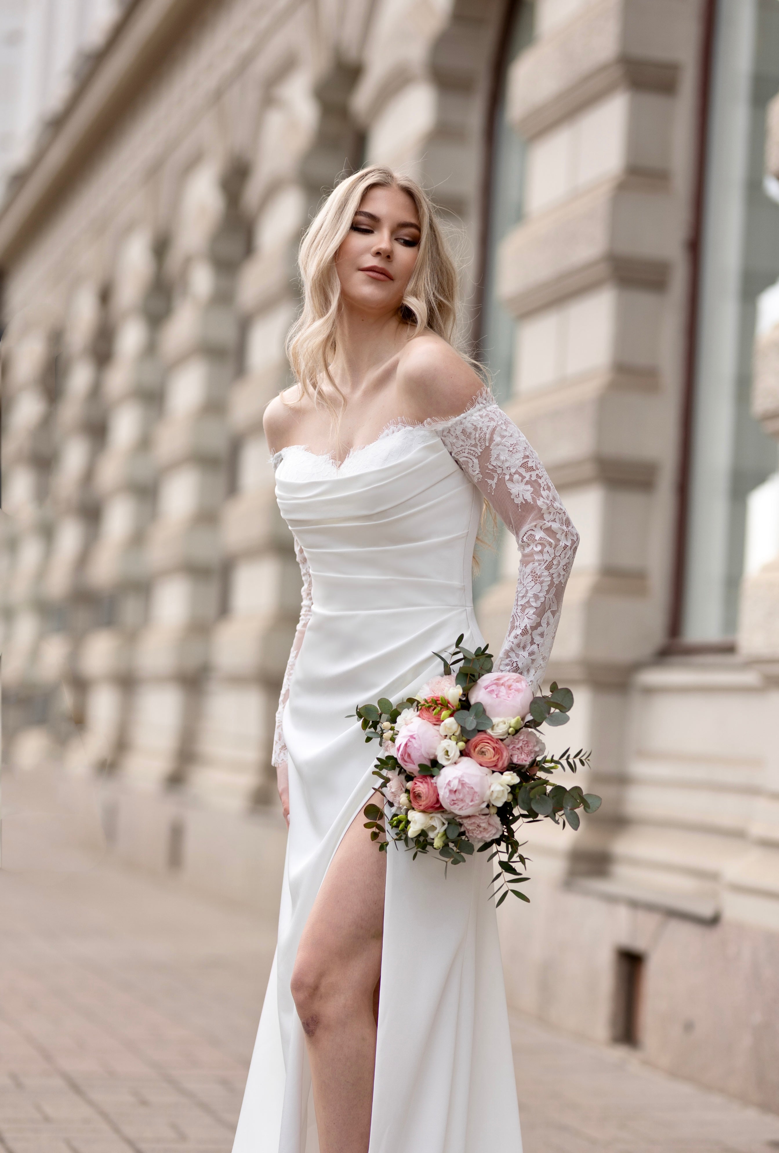 Häämekko Nina vartaloa myötäilevällä kankaalla, pitkä hiha ja sivuhalkio.