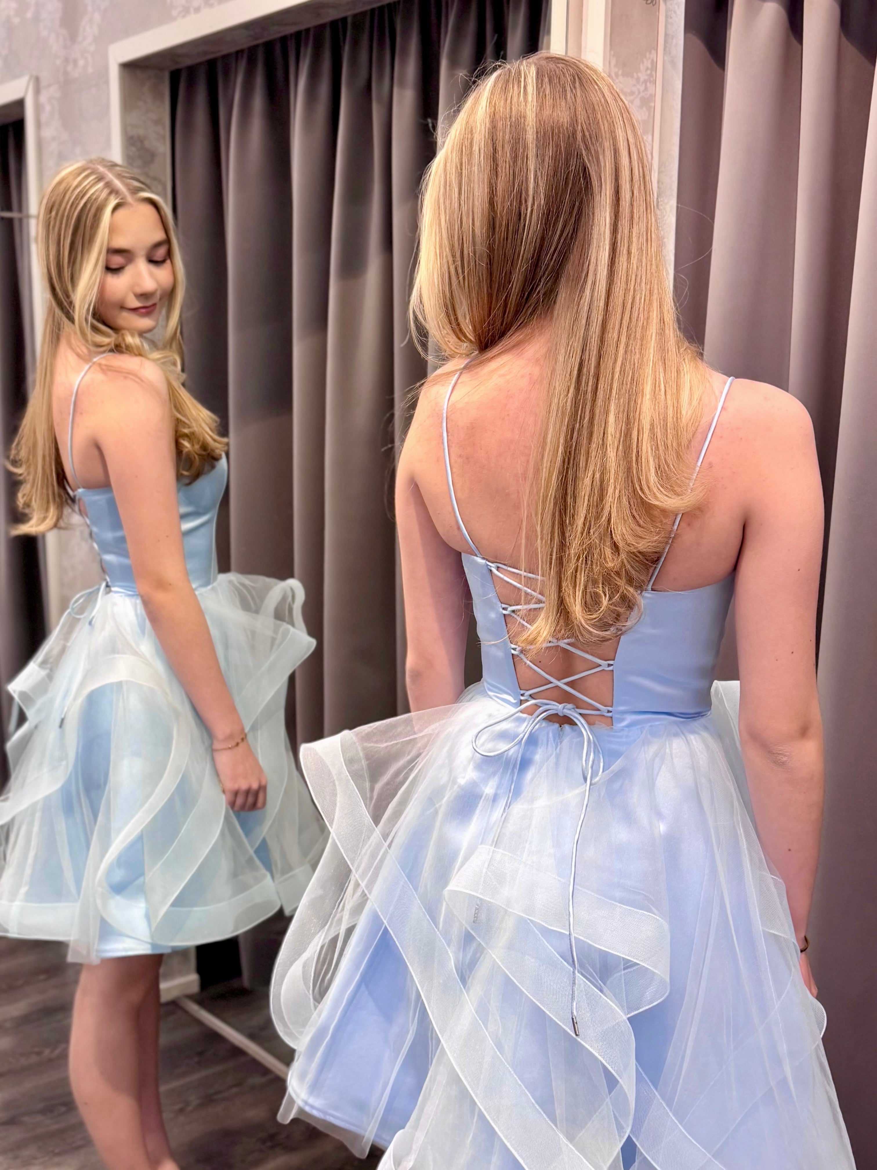 Vaaleansininen juhlamekko röyhelötyllillä