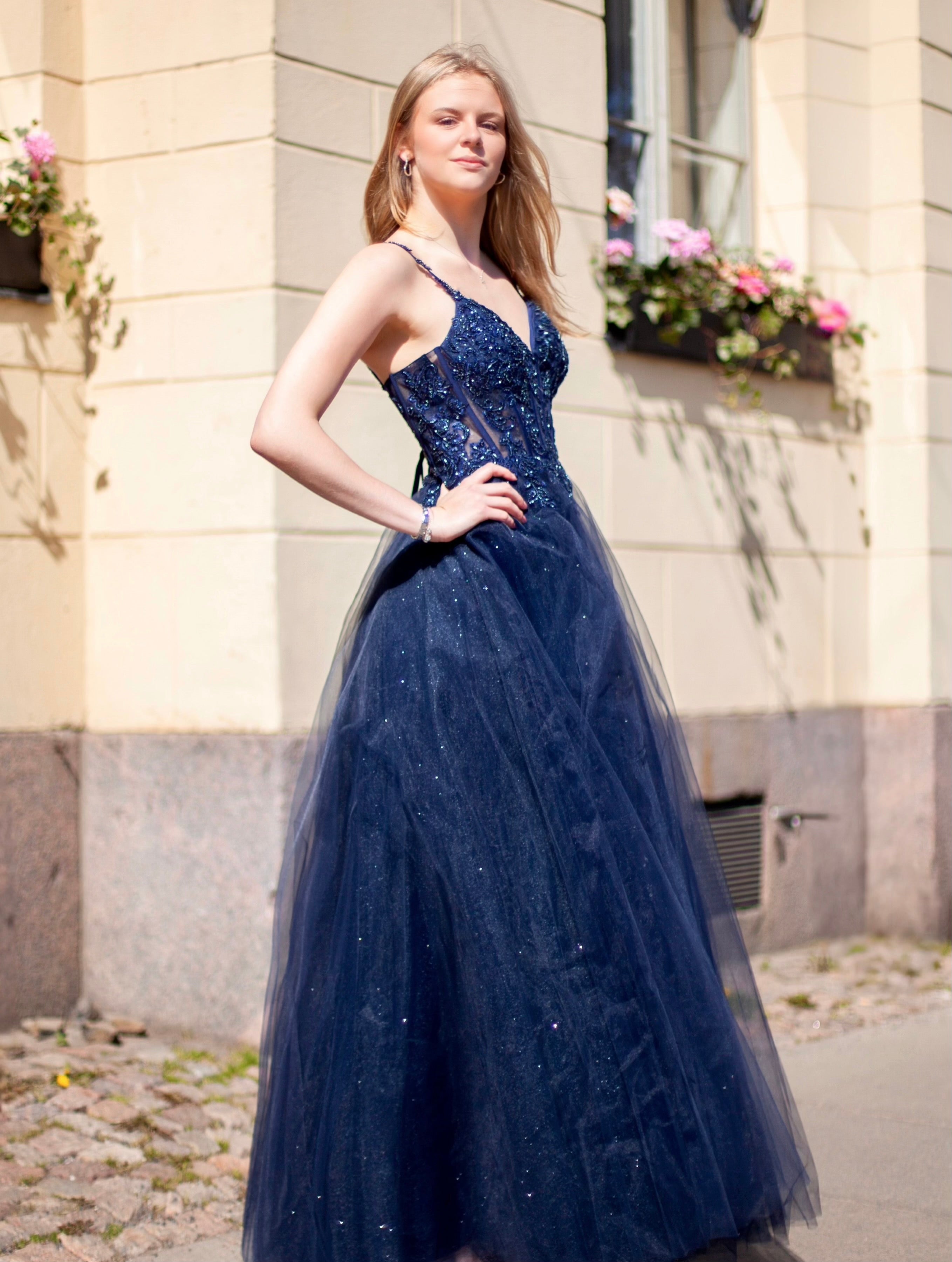 Kimaltava tummansininen vanhojentanssimekko, korsettiyläosa, sivusta.