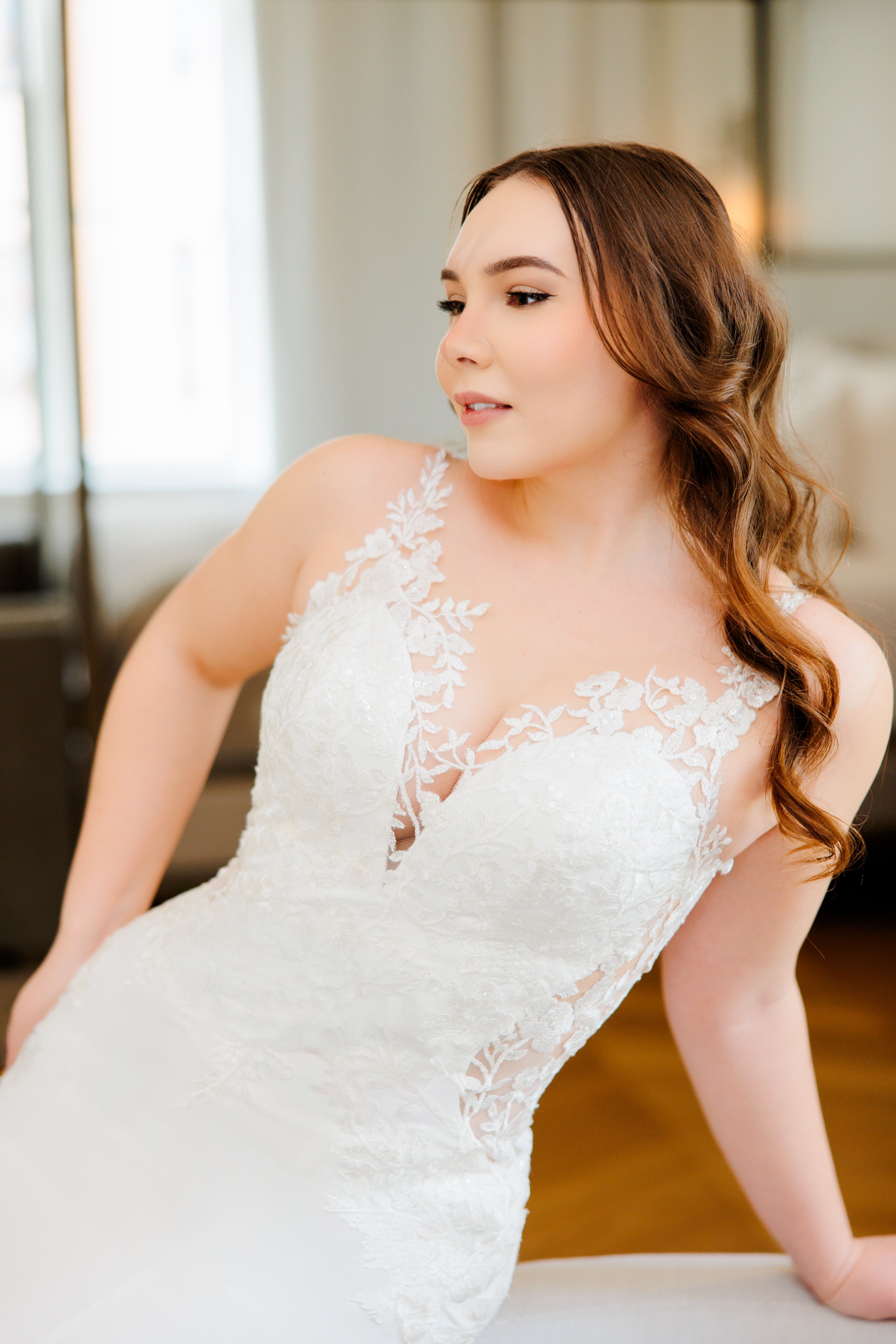 Tyköistuva häämekko pitsiselällä ja näyttävällä laahuksella, lähikuva edestä.