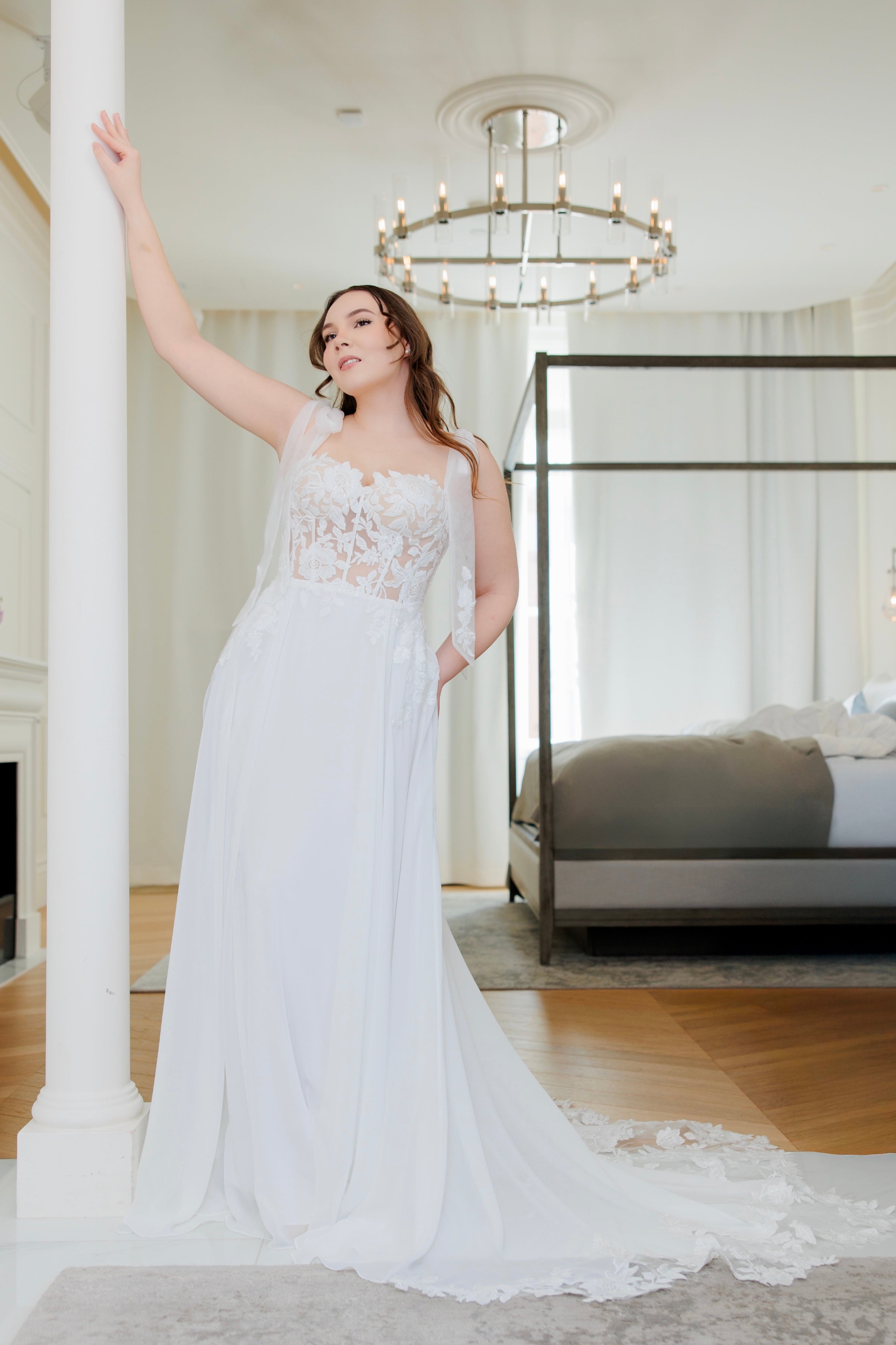 Häämekko sifongista, korsettiyläosa pitsiyksityiskohdilla, edestä.