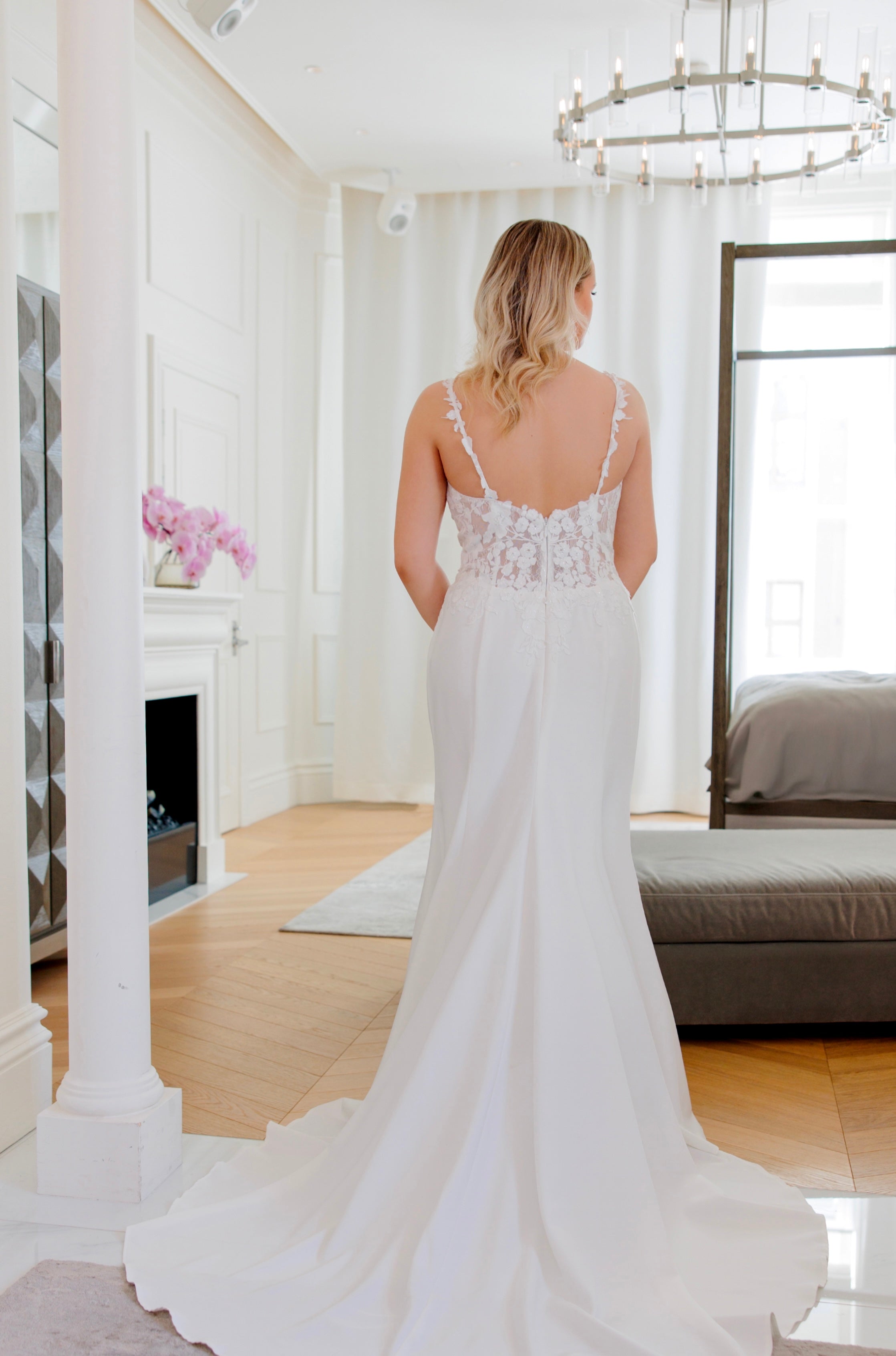 Tyköistuva häämekko pitsiyksityiskohdilla, takaa.