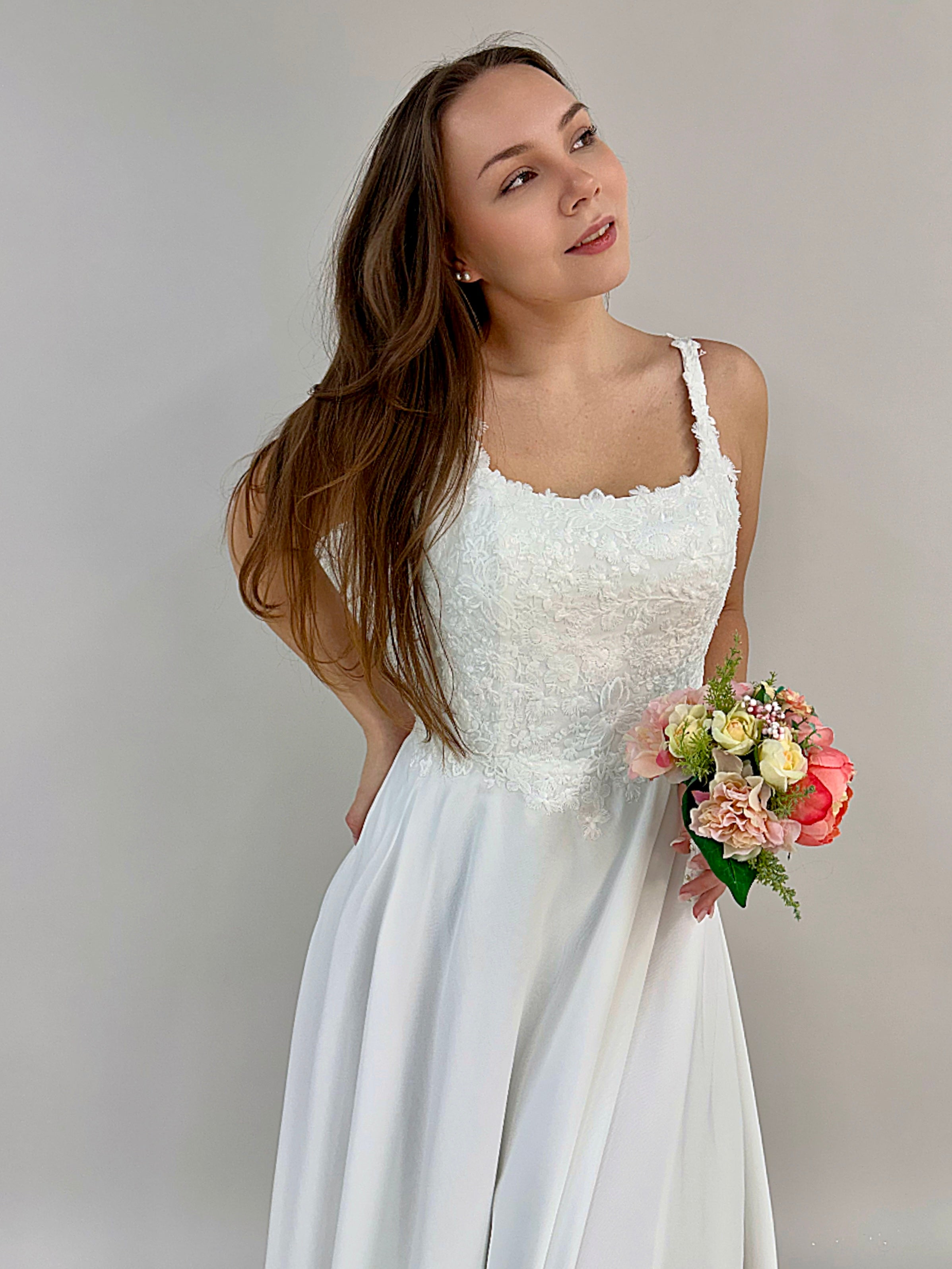 Häämekko suora pääntie, pitsiyläosa ja sifonkialusta