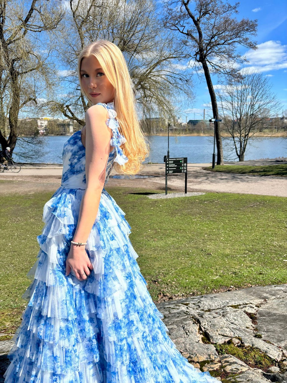 Valko‑sininen vanhojentanssimekko röyhelöhelmalla, sivusta.