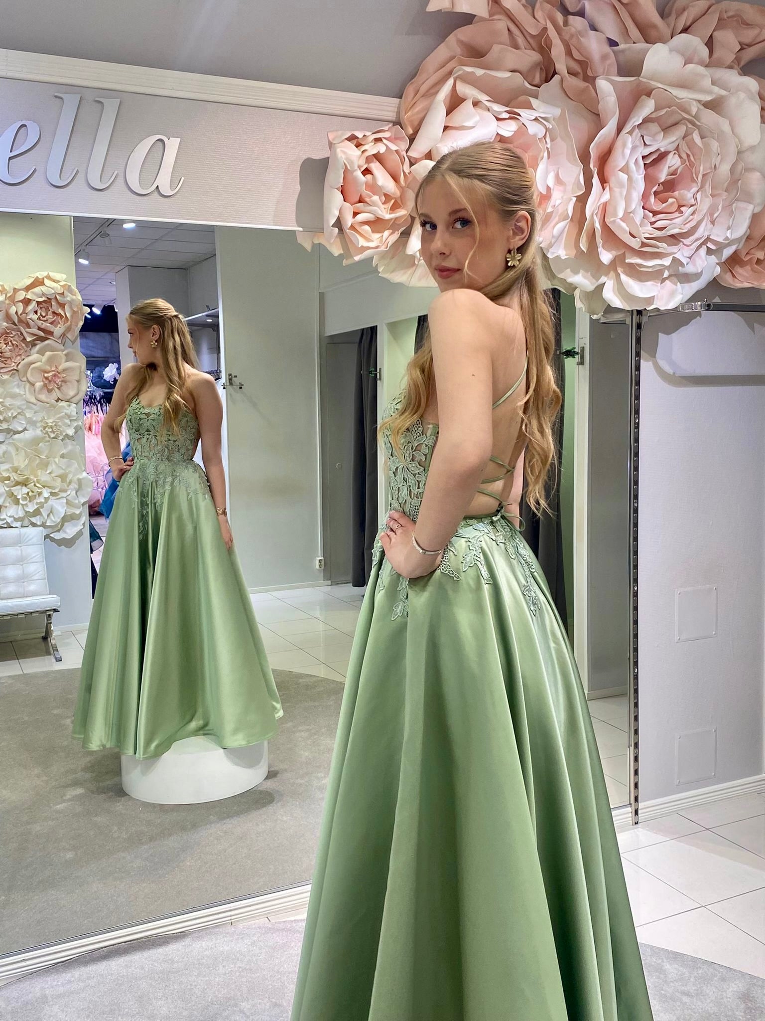 Oliivinvärinen tanssimekko pitsiyläosalla ja satiinihelmalla.