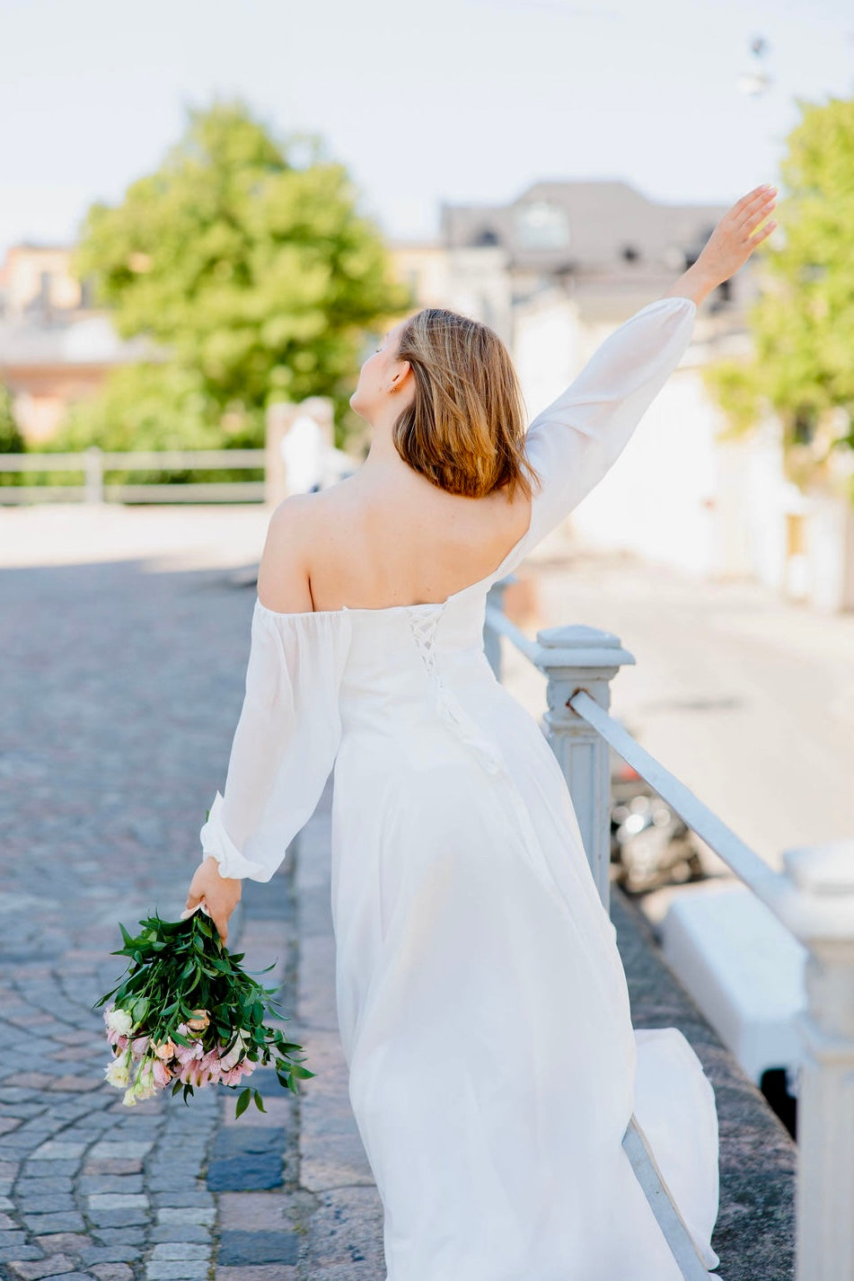 Dazzling-häämekko sifonkia, off-shoulder-yläosa ja pitkät hiha, elegantti, takaa.