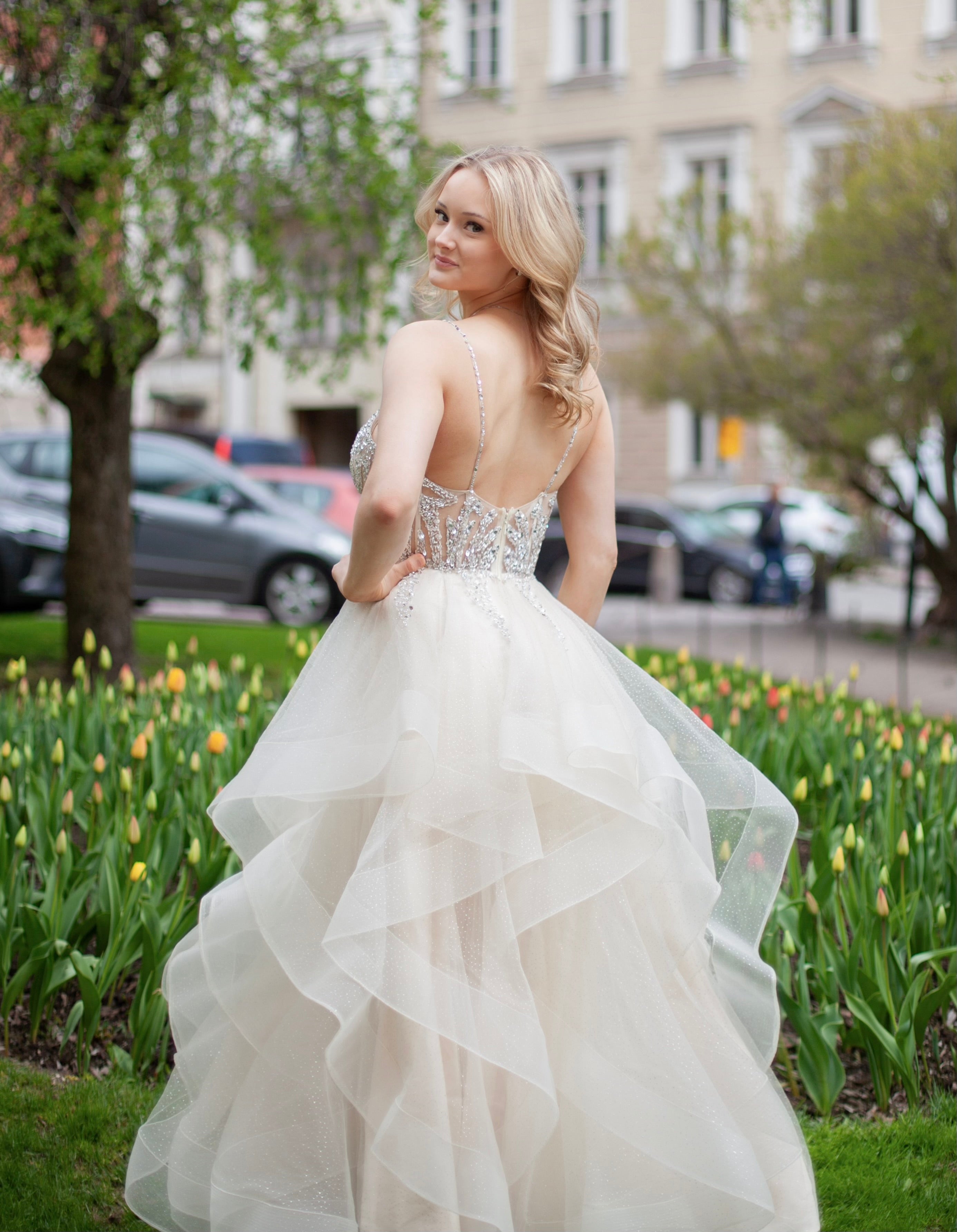 Röyhelöhelmainen vanhojentansimekko samppanjan värissä, takaa.