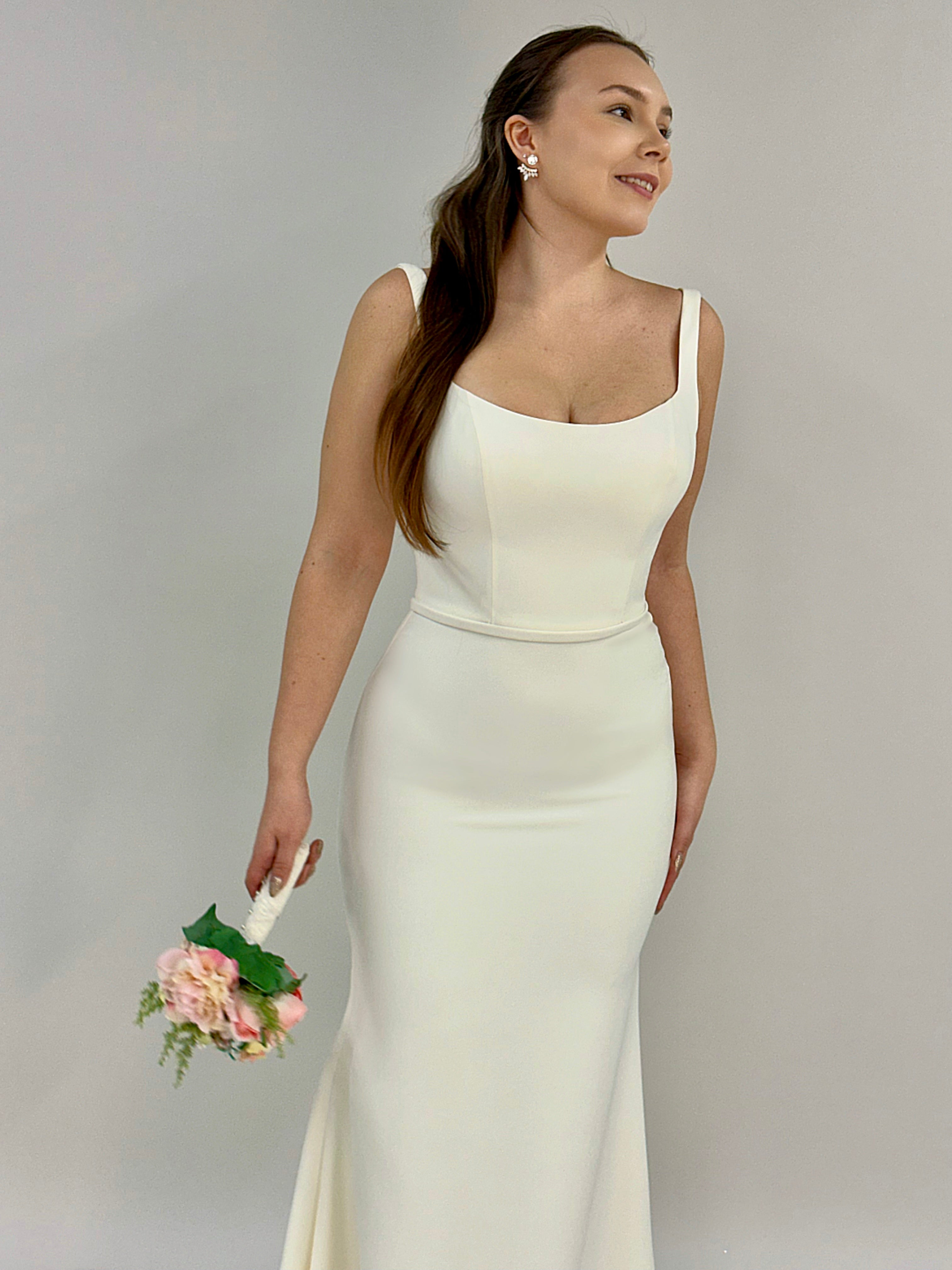 Minimalistinen tyköistuva häämekko suora pääntie, pitkä laahus, lähikuva.