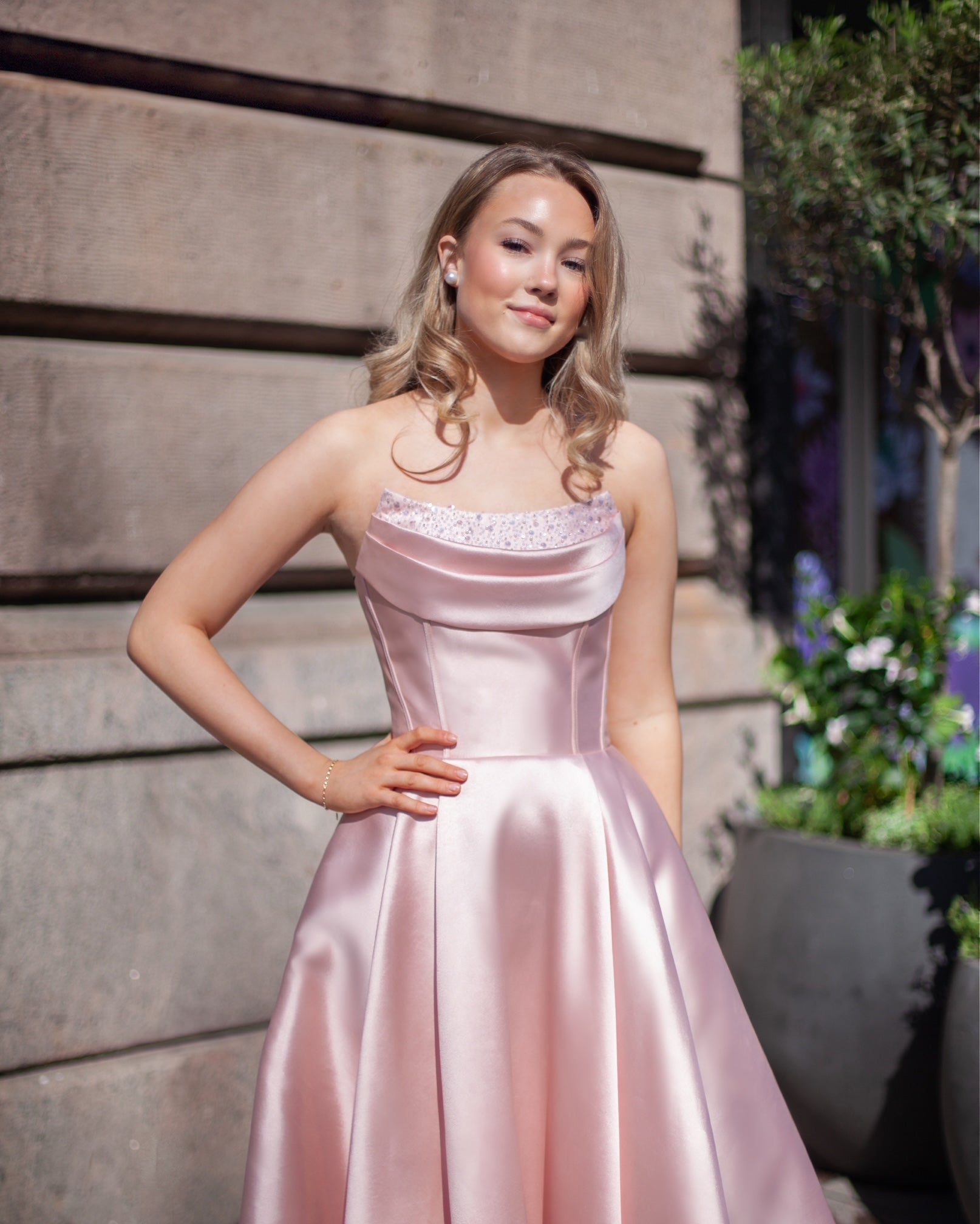 olkaimeton vanhojentanssimekko, vaaleanpunainen, edestä.