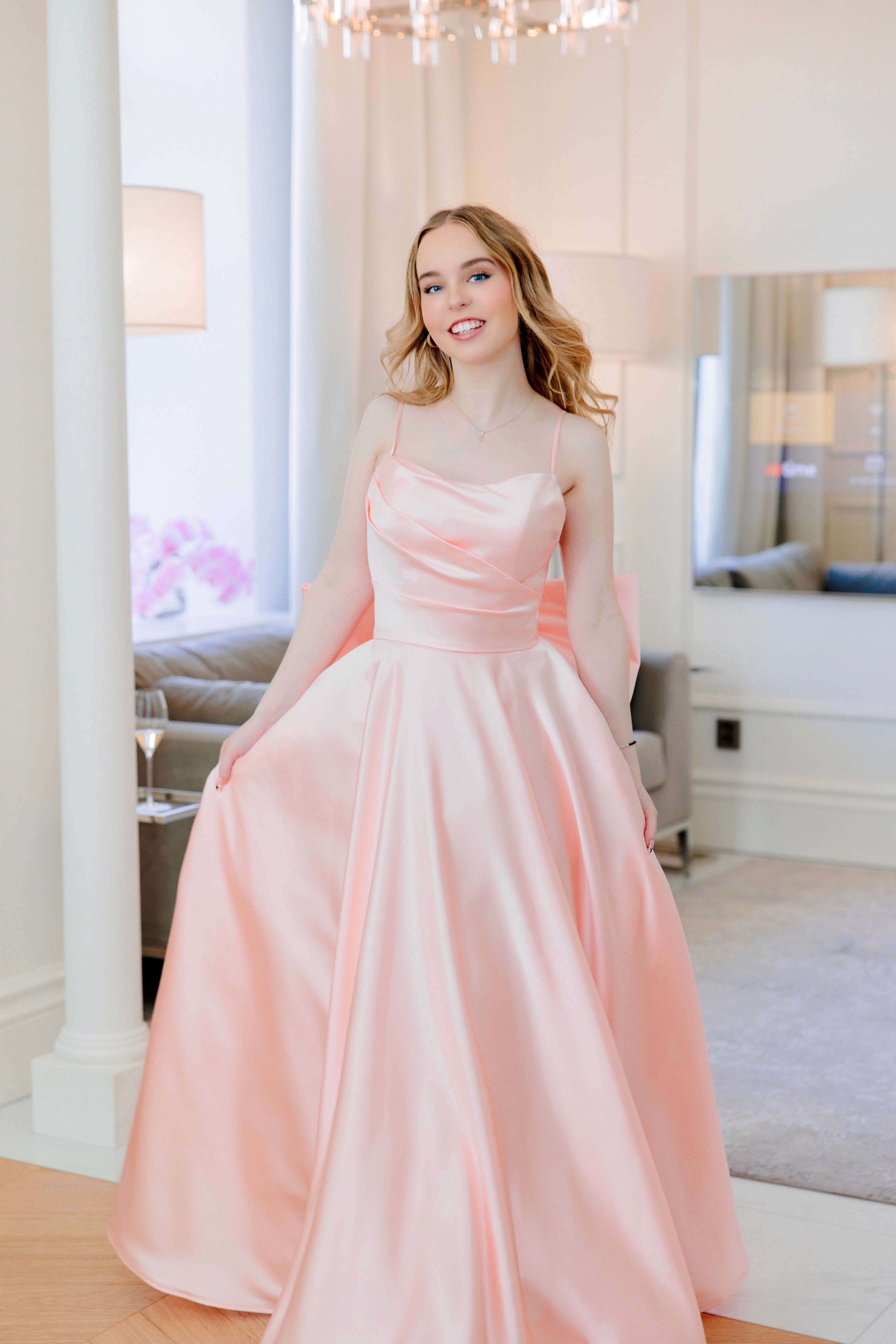 Vaaleanpunainen vanhojentanssimekko isolla rusetilla, edestä.