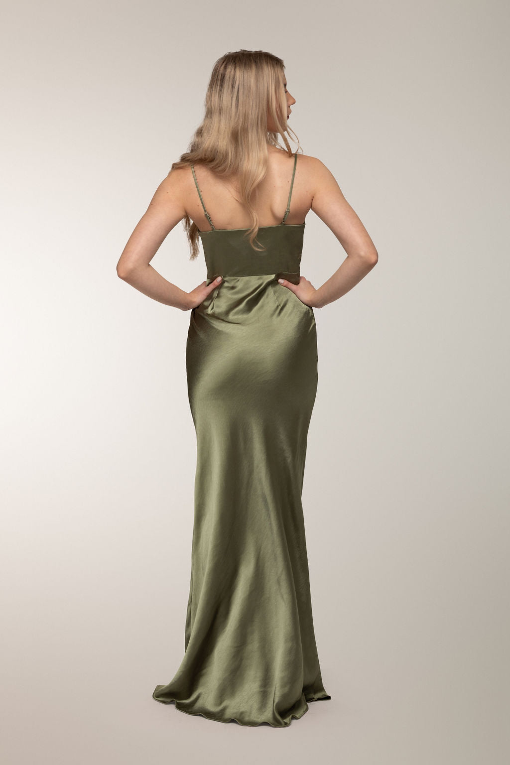 Oliivinvihreä iltapuku, takakuva.