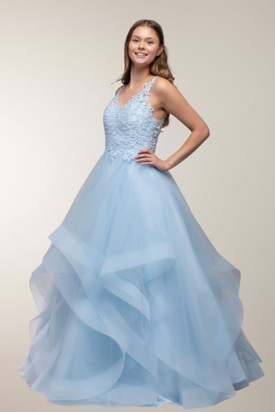 Vaaleansininen vanhojentanssimekko pitsiyläosalla ja röyhelöhelmalla.