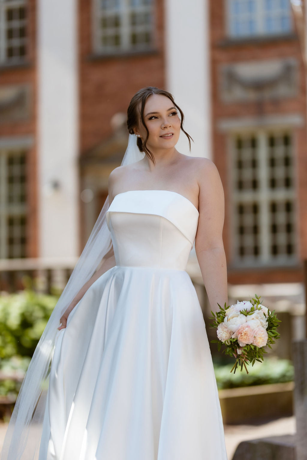 Olkaimeton A-linjainen häämekko kauniista satiinista, lähikuva.