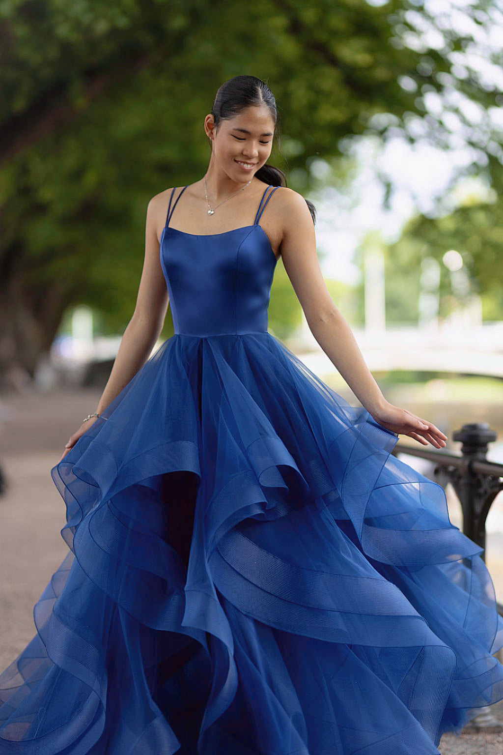 tummansininen röyhelöhelmainen vanhojentanssimekko, edestä.