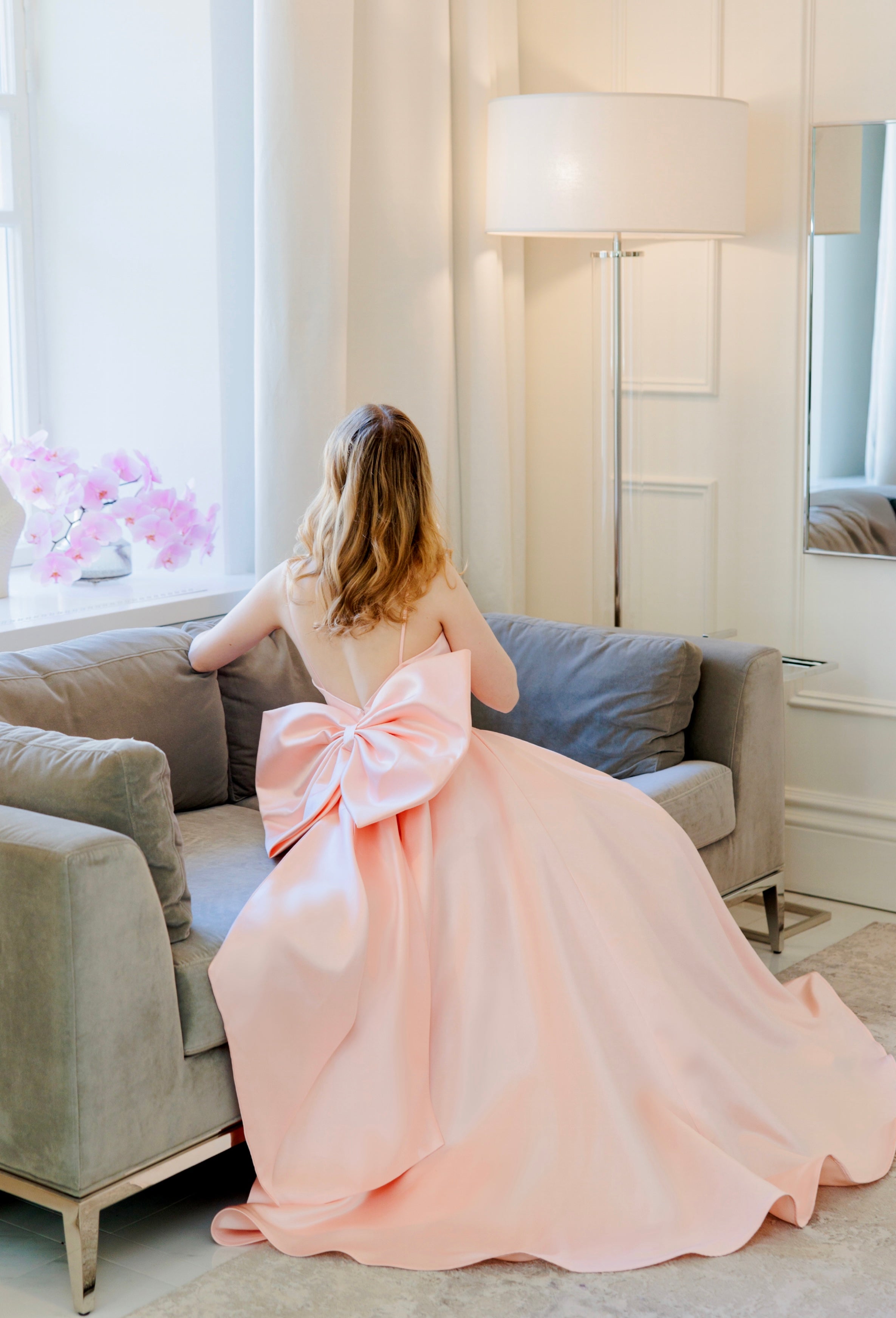 Vaaleanpunainen vanhojentanssimekko isolla rusetilla, takakuva.