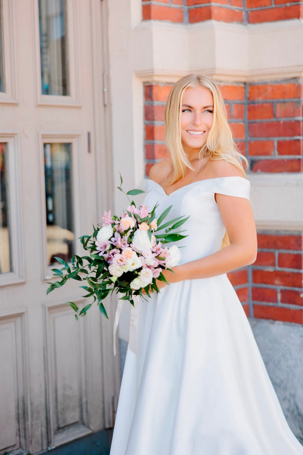 Dazzling-häämekko satiinia, elegantti off-shoulder-yläosa, ylellinen, edestä.