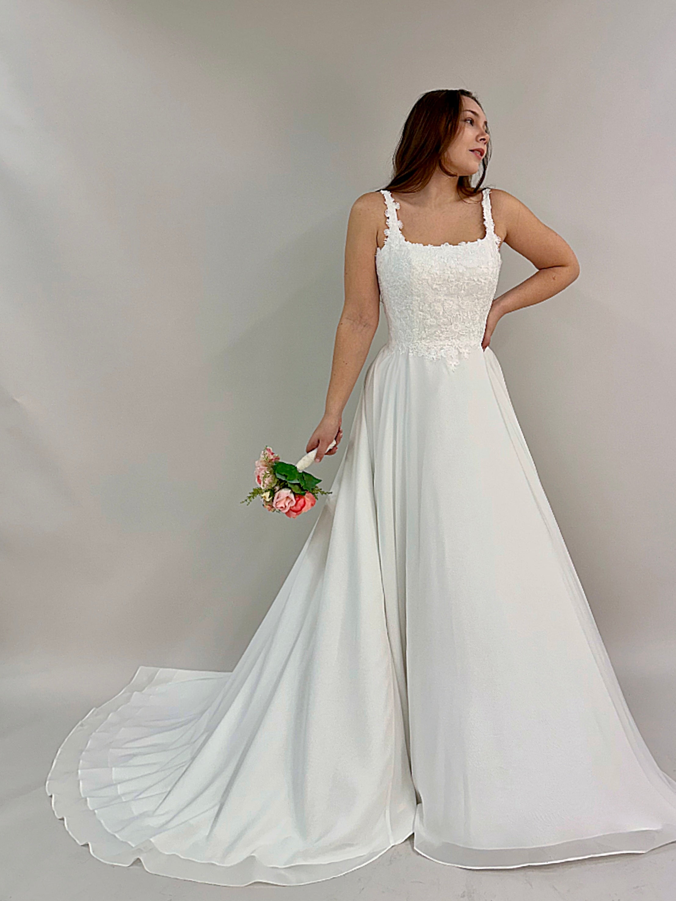 Häämekko suora pääntie, pitsiyläosa ja sifonkialusta, edestä.