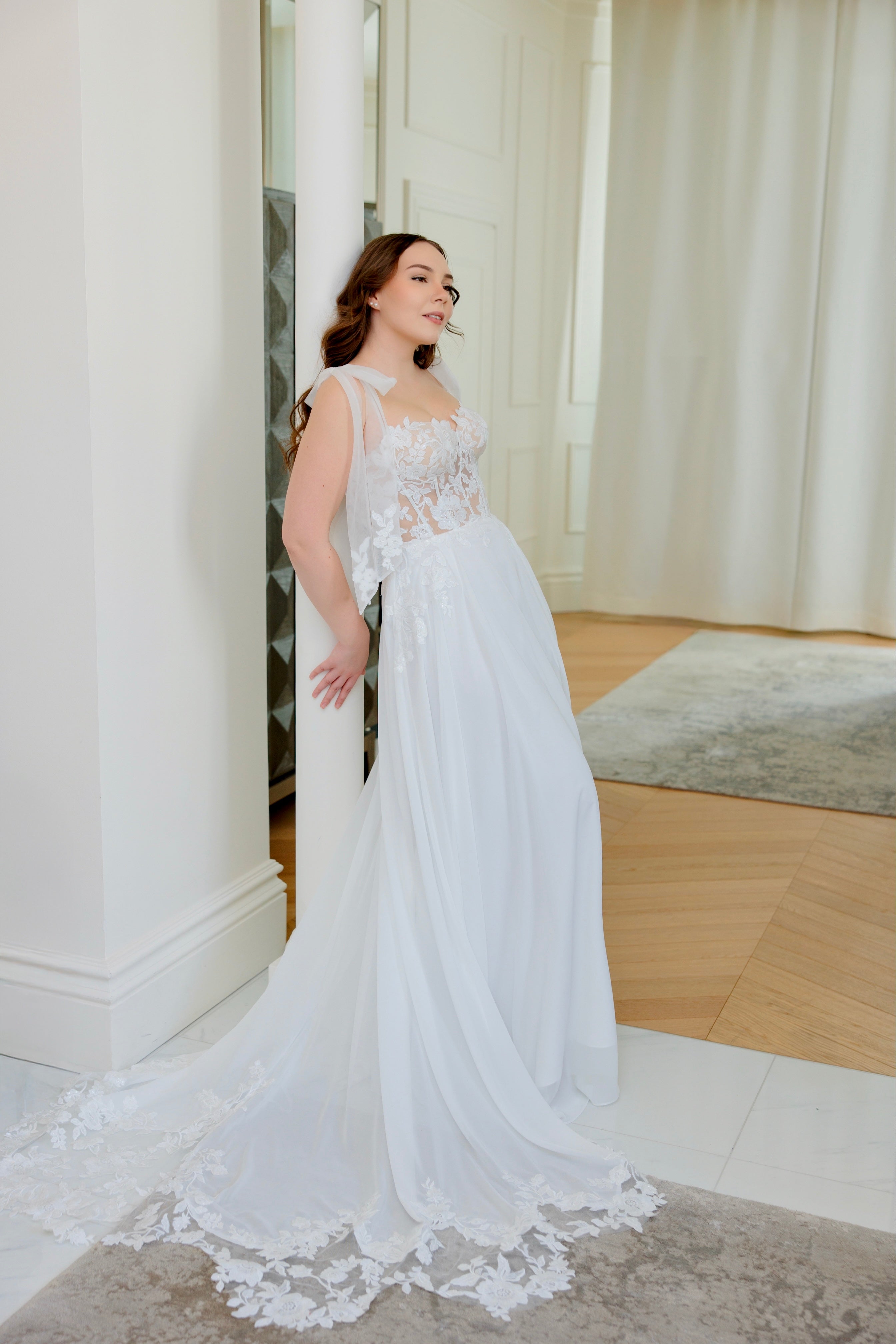 Häämekko sifongista, korsettiyläosa pitsiyksityiskohdilla, etukuva.