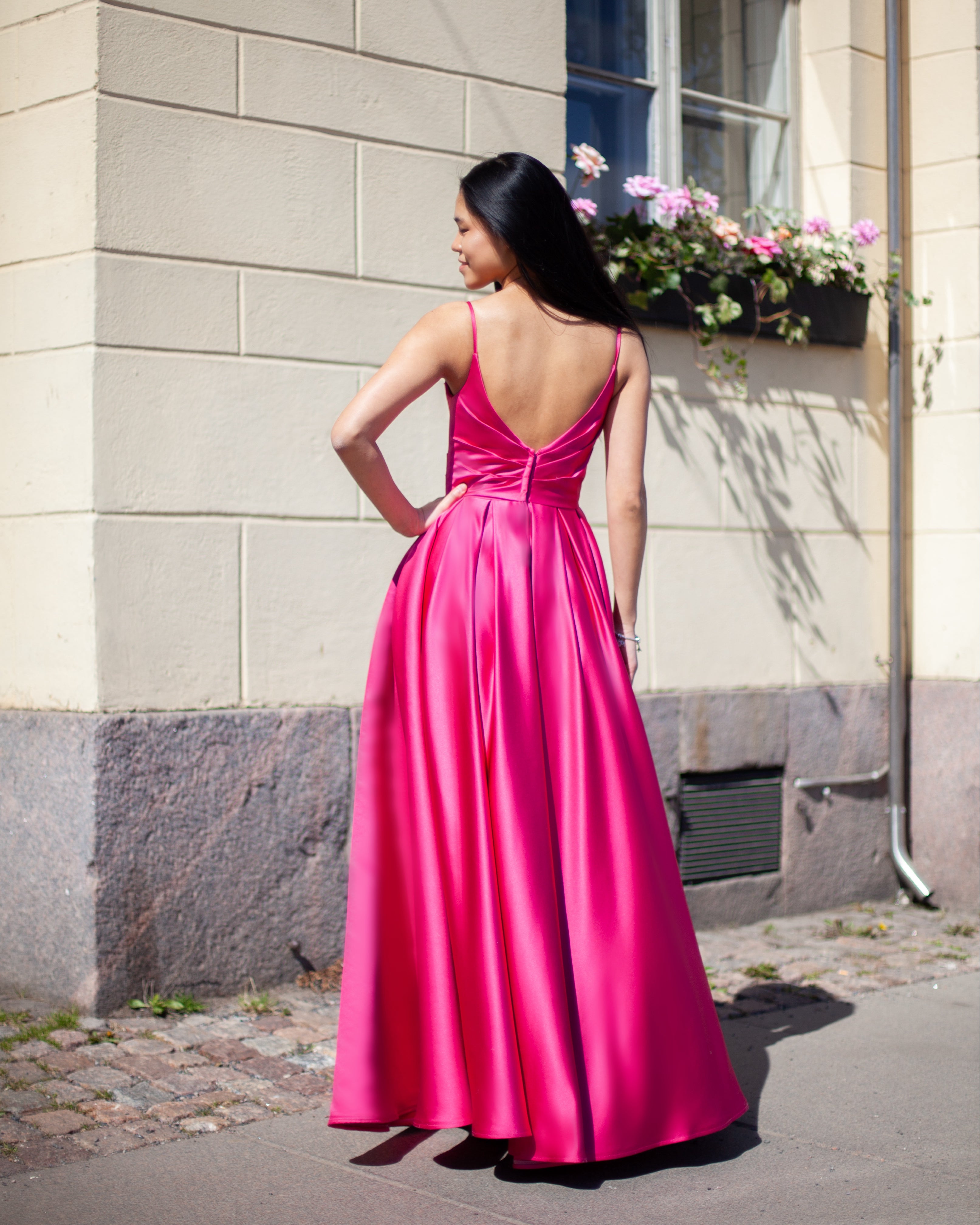 Pinkki satiininen klassinen vanhojentanssimekko, takaa.