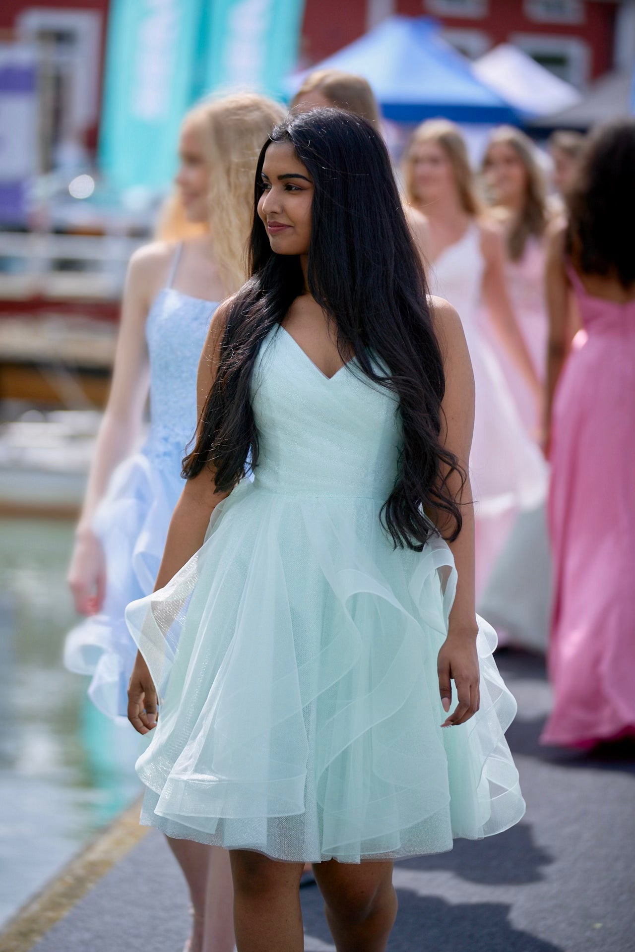 mintunvihreä juhlamekko kimaltavalla pinnalla