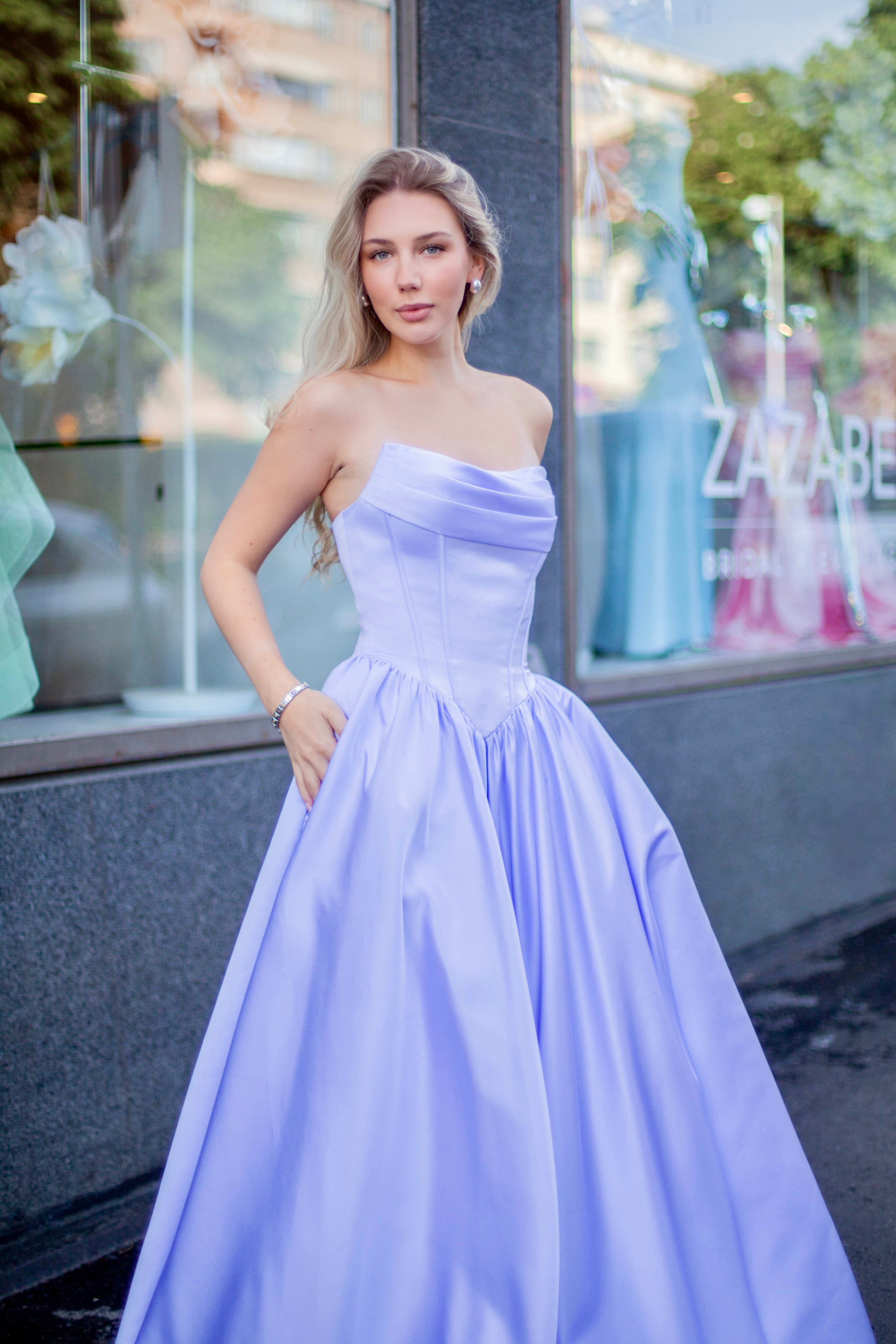 Violetti satiininen vanhojentanssimekko olkaimettomalla yläosalla ja drop waist -vyötäröllä.