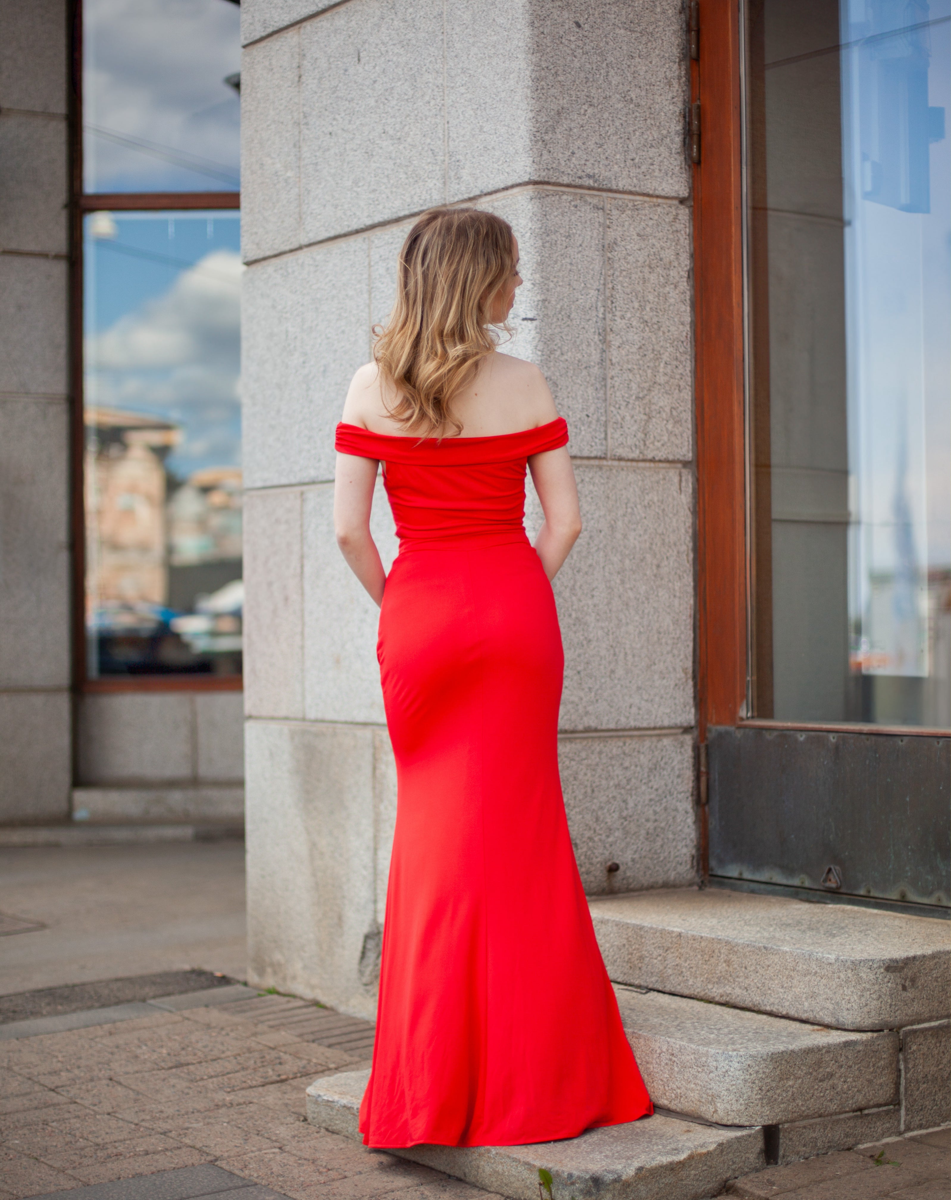 Punainen off shoulder -iltapuku, takaa.