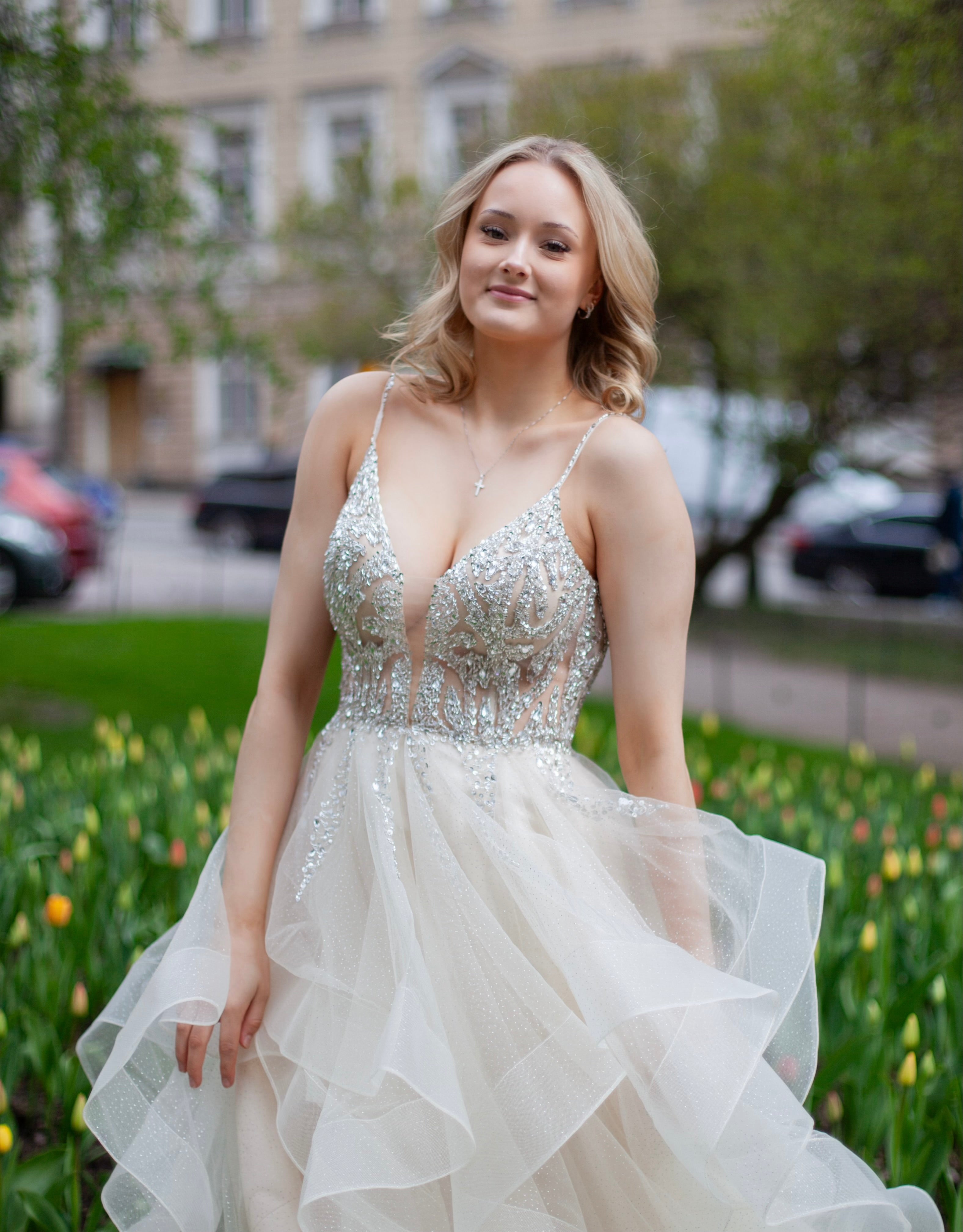 Röyhelöhelmainen vanhojentansimekko samppanjan värissä, lähikuva.