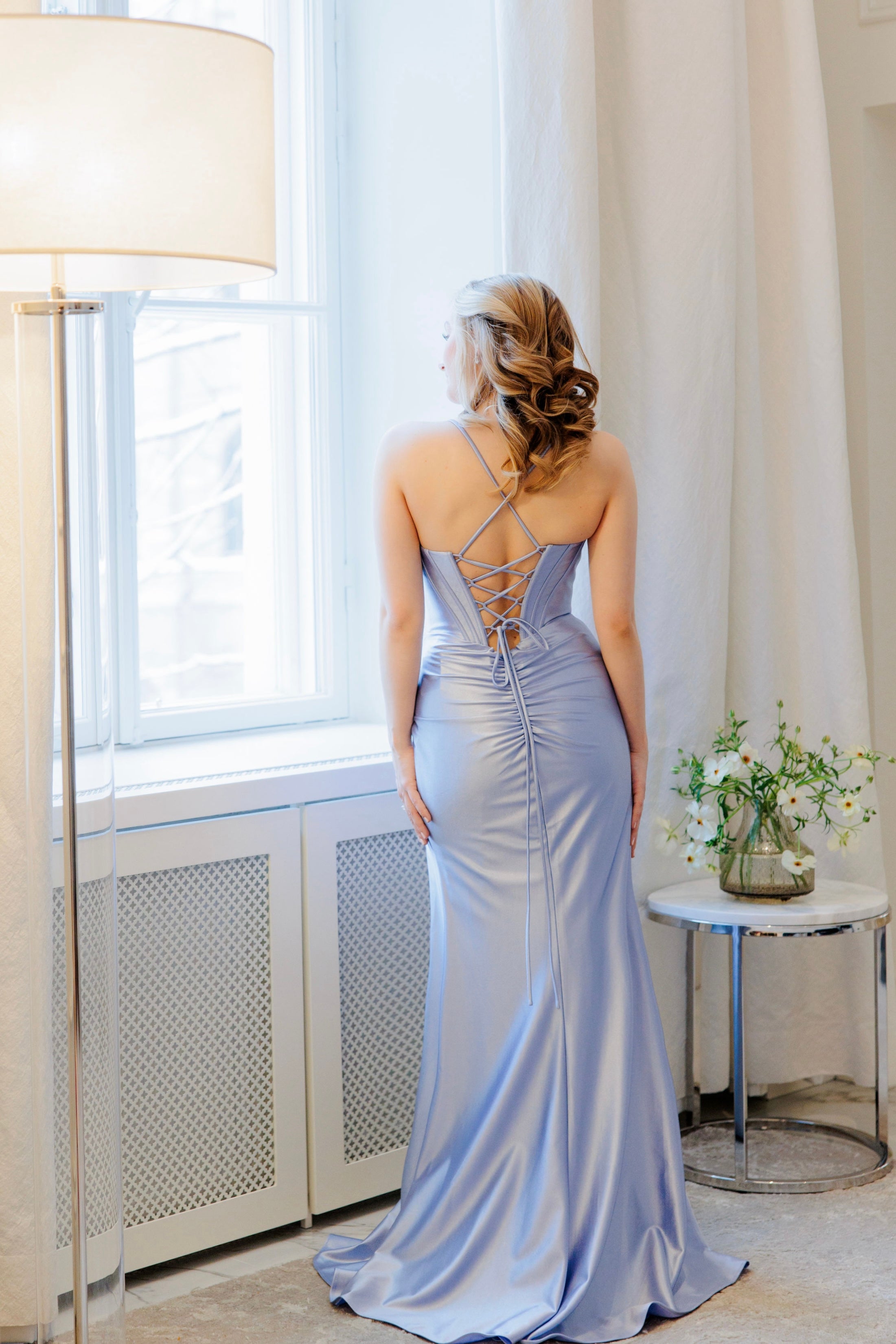 Vaaleansininen iltapuku halkiolla, takaa.