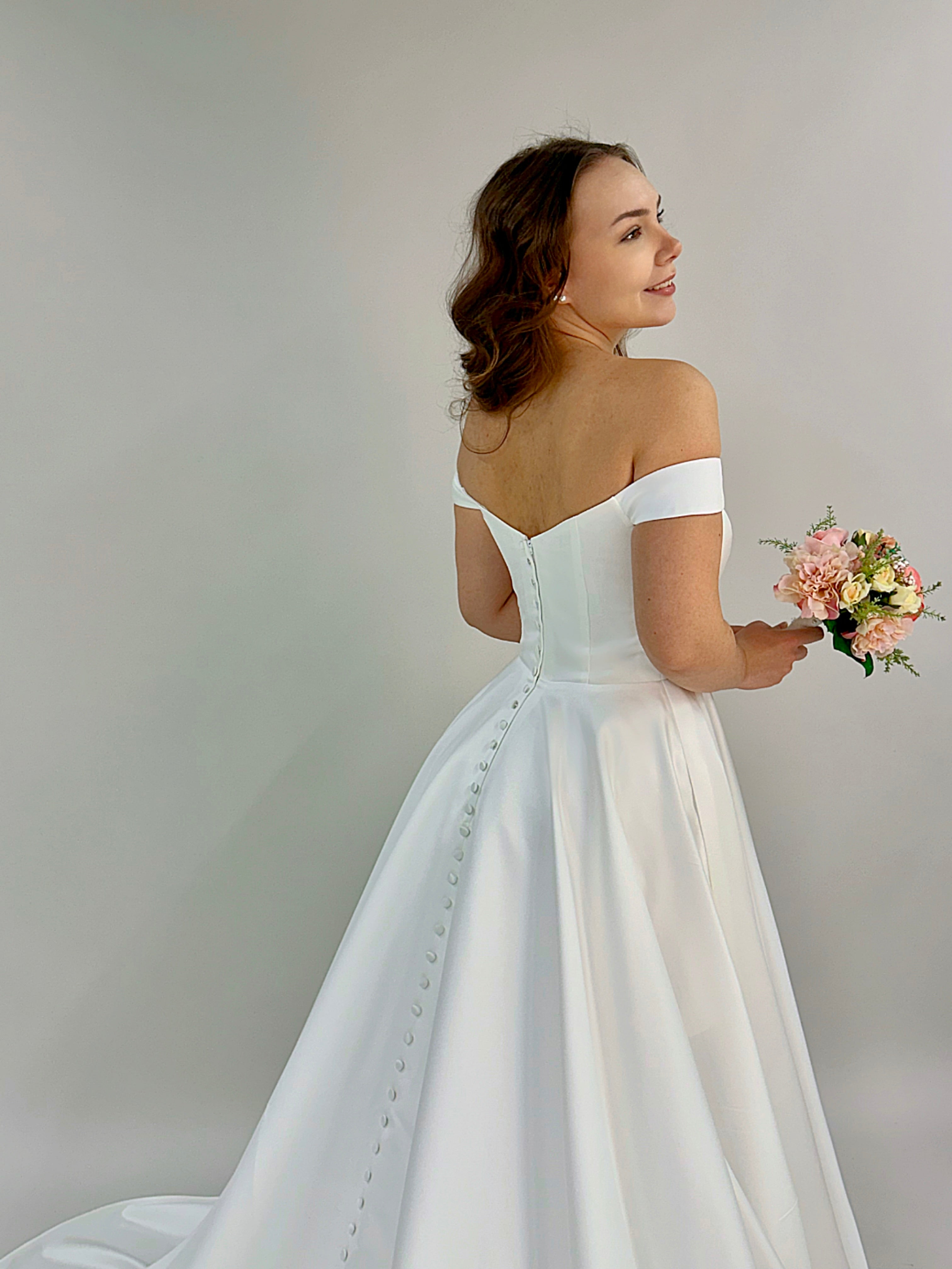 Häämekko off shoulder, satiini, A-linjainen helma, takaa.