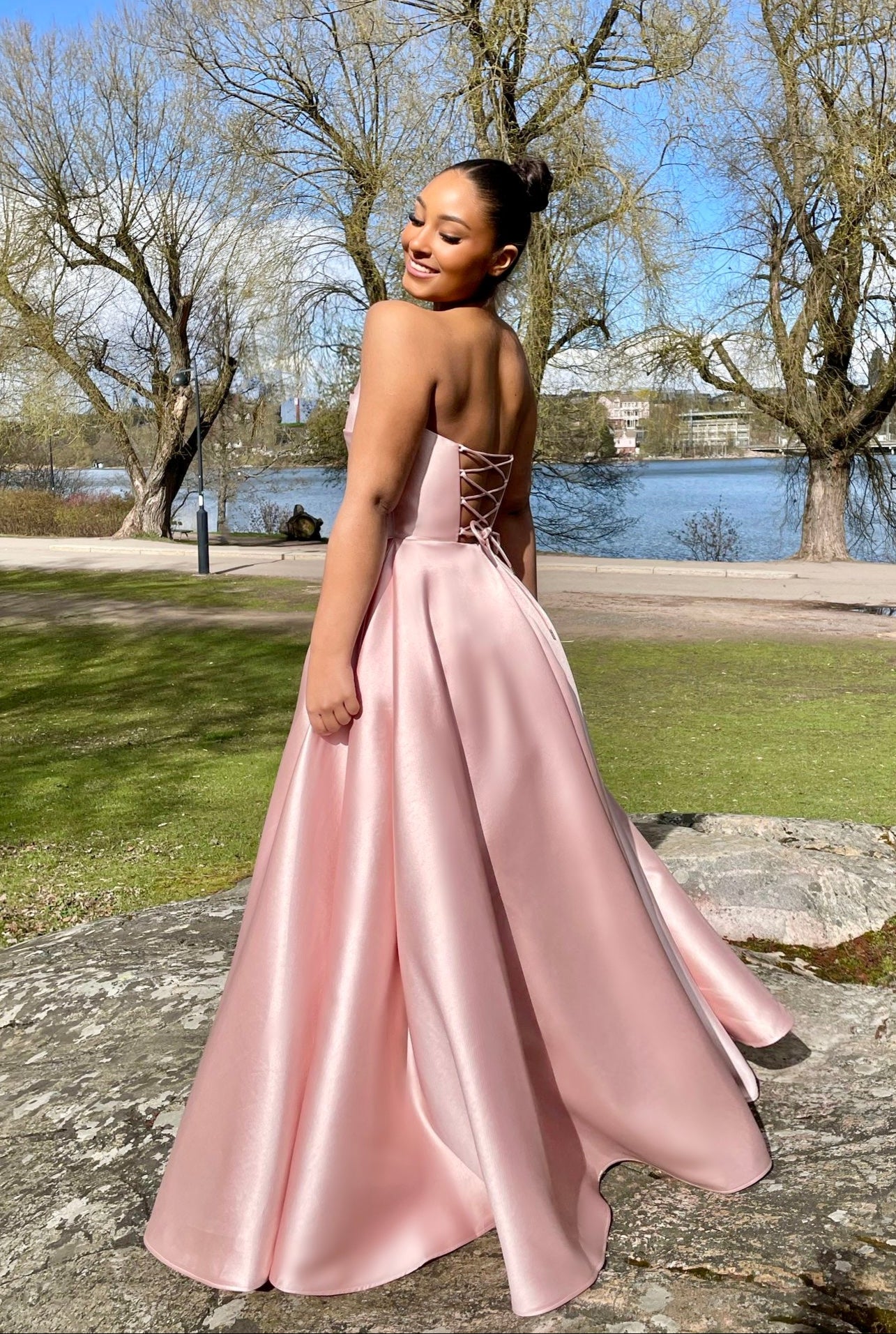 Olkaimeton vaaleanpunainen vanhojentanssimekko, takaa