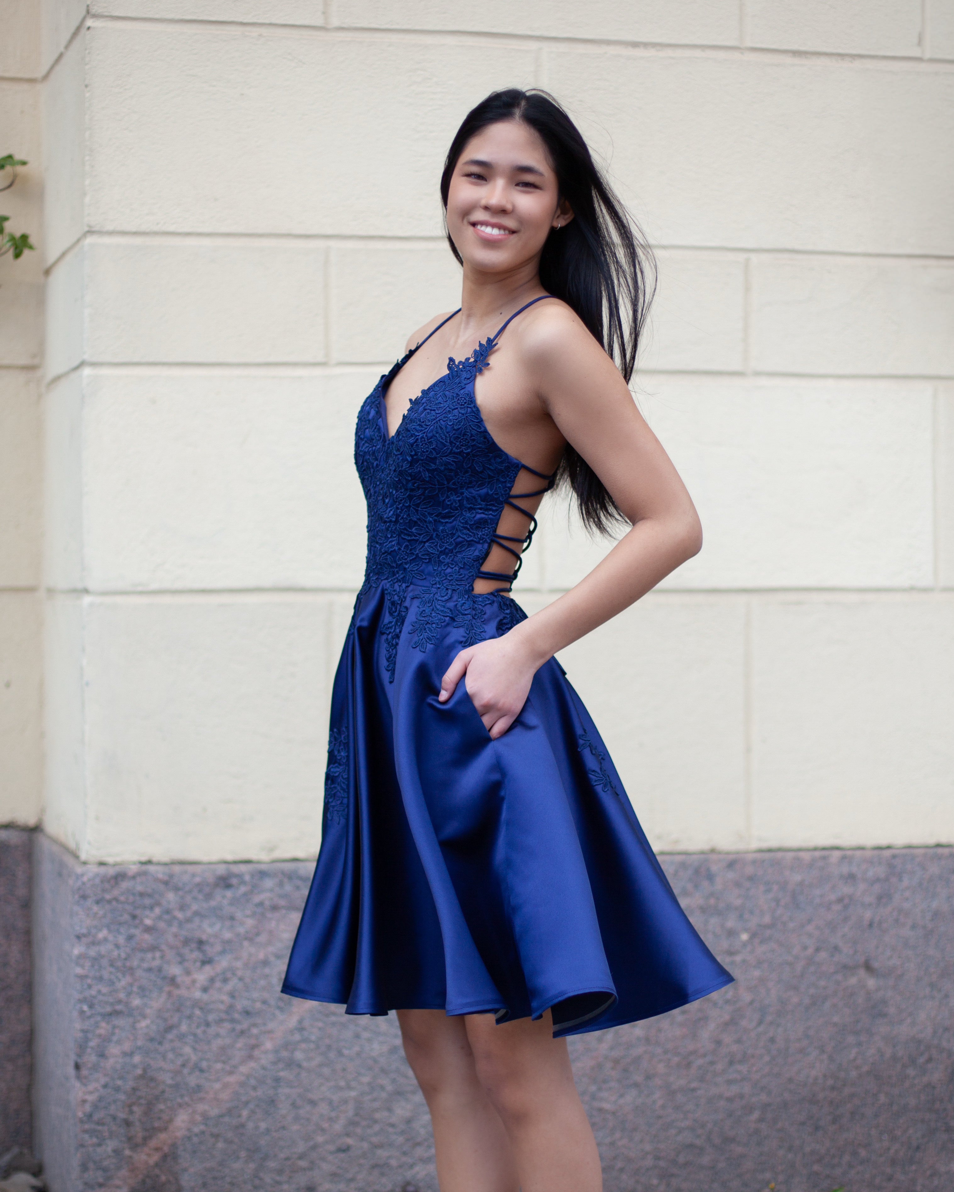 Upea tummansininen juhlamekko satiinikankaasta ja pitsiyläosalla.