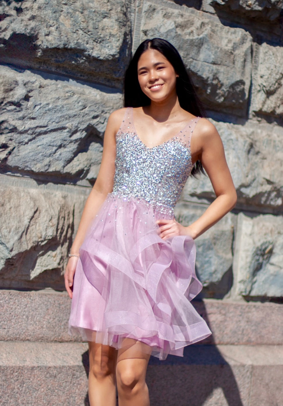 juhlamekko kirjailtulla yläosalla ja röyhelöhelmalla, etukuva.