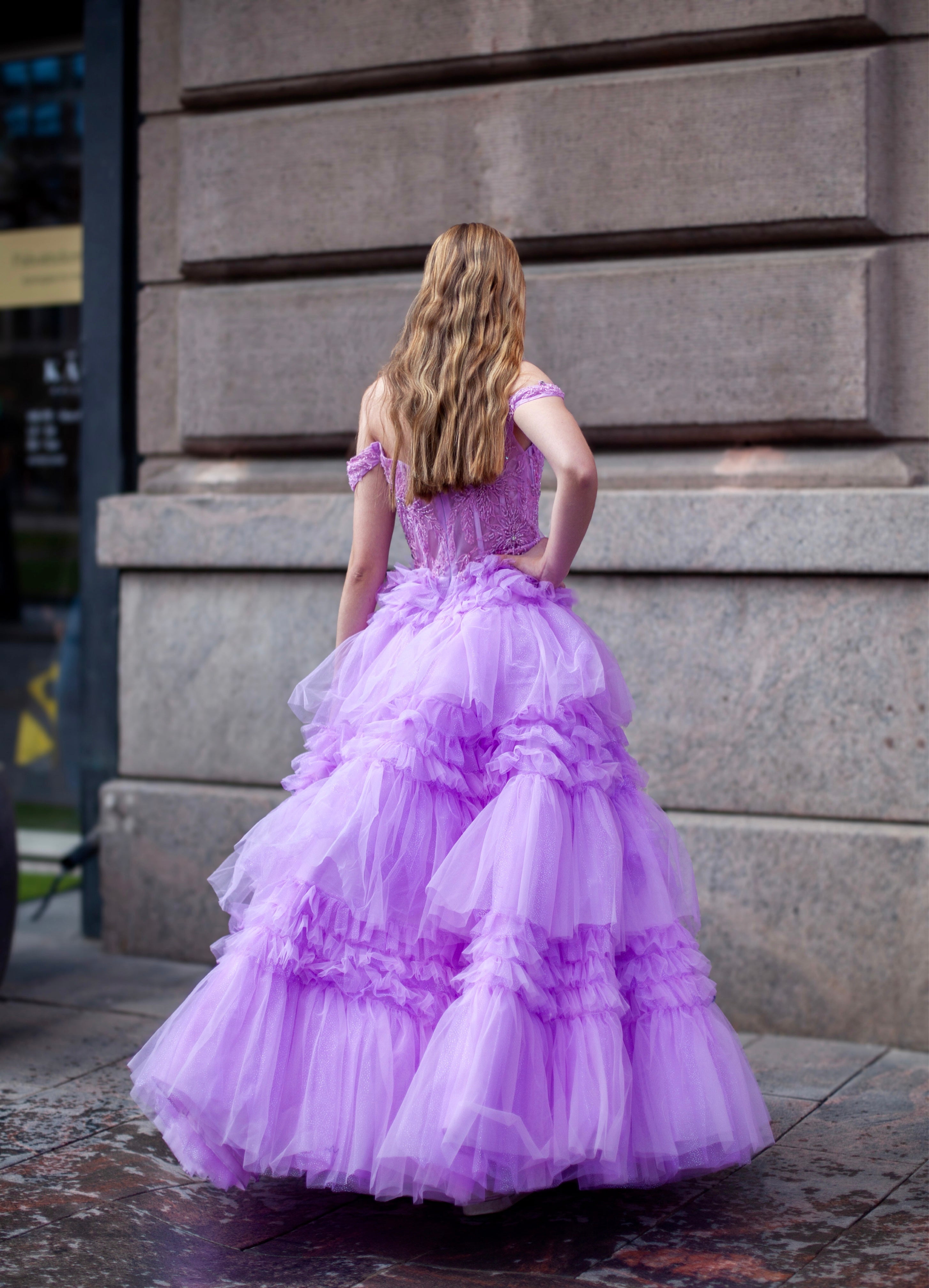 Laventelin vanhojentanssimekko off shoulder -olkaimilla ja röyhelöhelmalla, takaa.