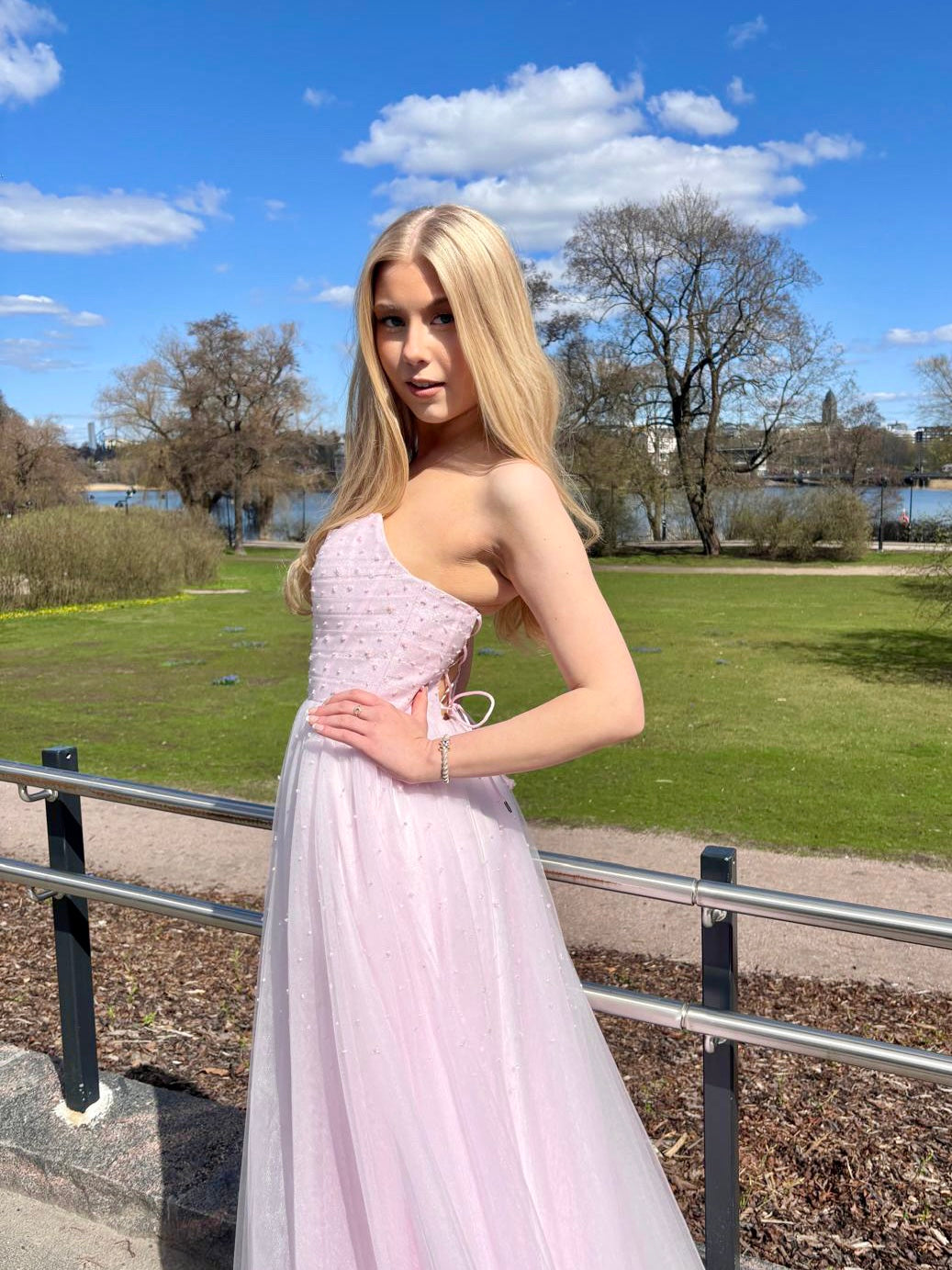 Olkaimeton vaaleanpunainen vanhojentanssimekko, sivusta.