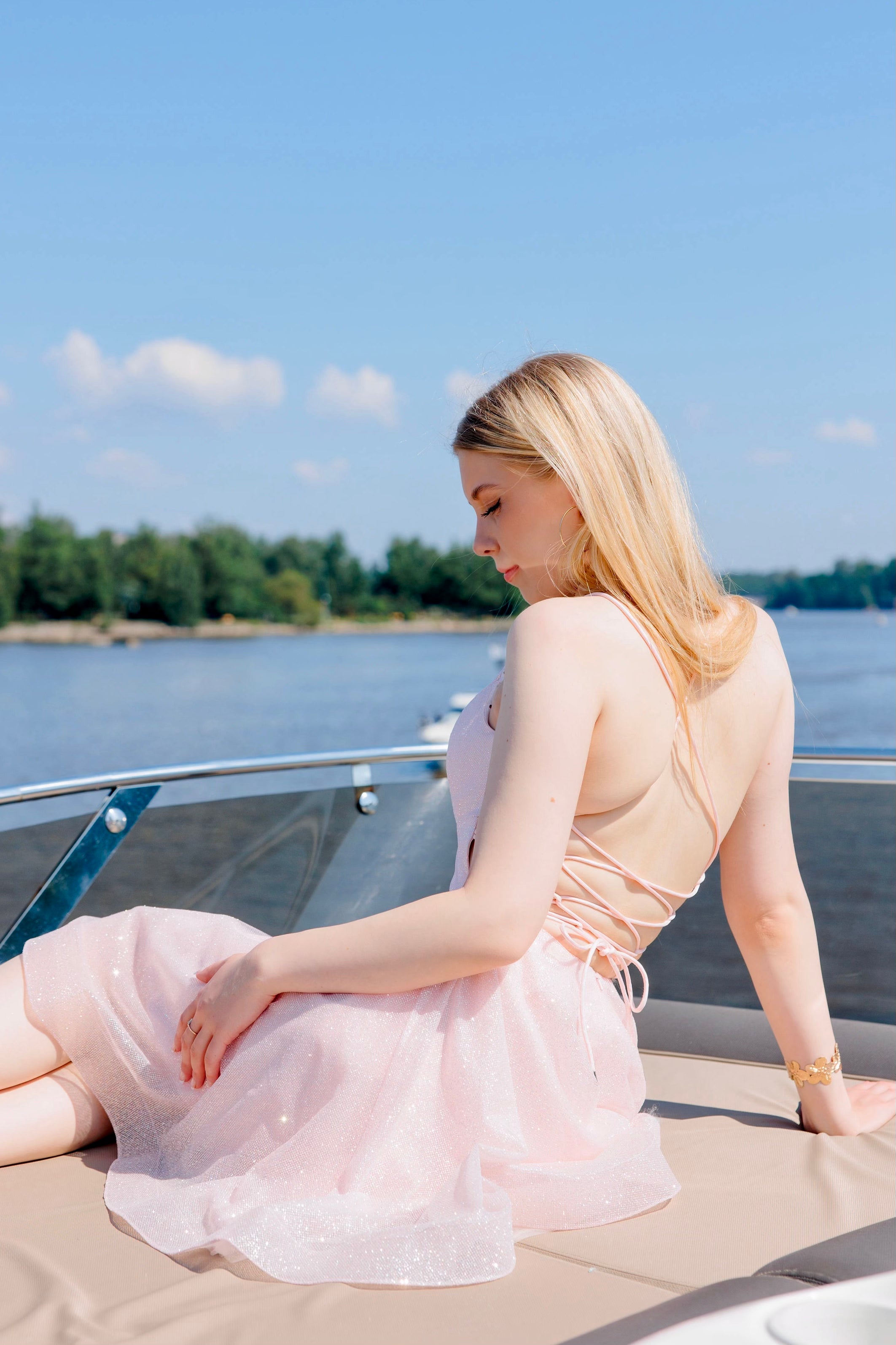 Tyylikäs pinkki kimaltava rippimekko.