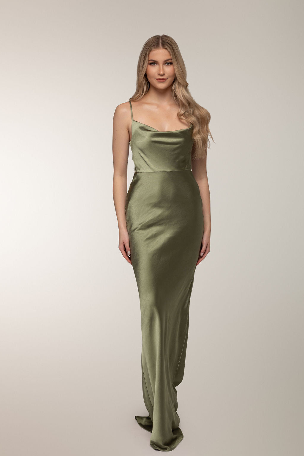 Oliivinvihreä iltapuku, edestä.
