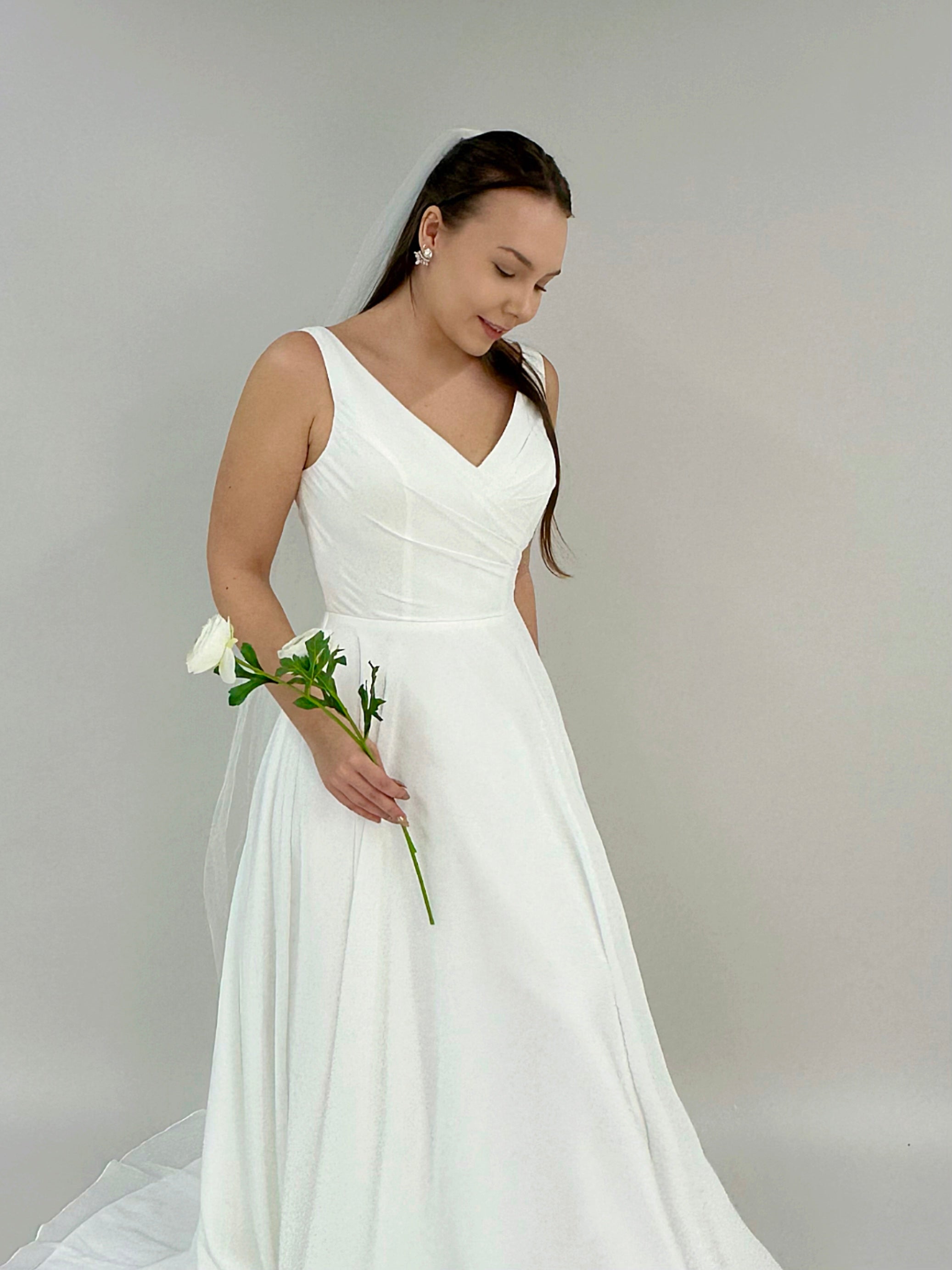 Häämekko pelkistetty malli, chiffon ja pitkä laahus.