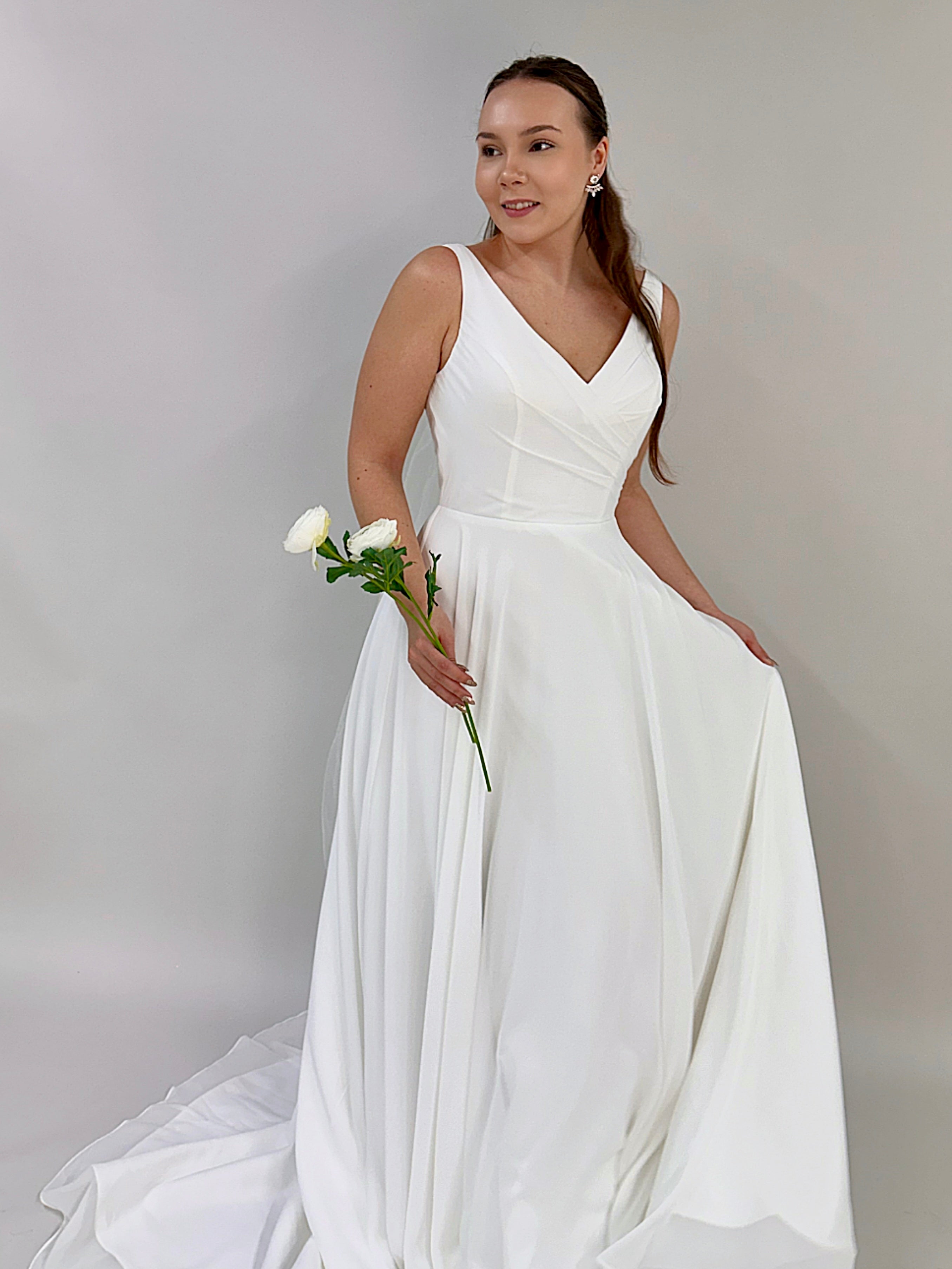 Häämekko pelkistetty malli, chiffon ja pitkä laahus.