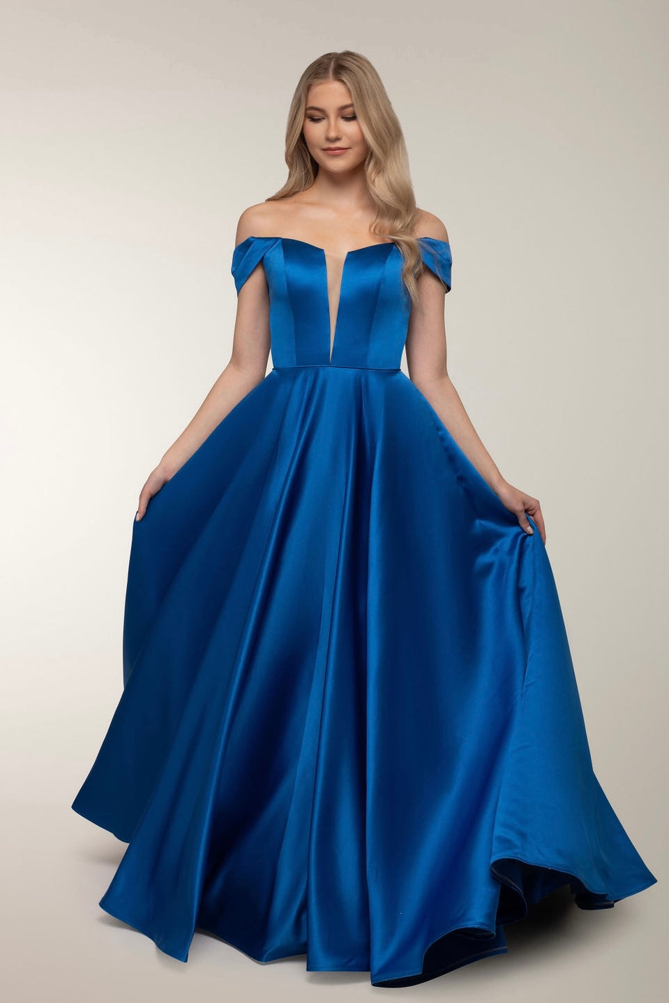 Kirkkaan sininen satiininen vanhojentanssimekko off-shoulder-mallilla, edestä.