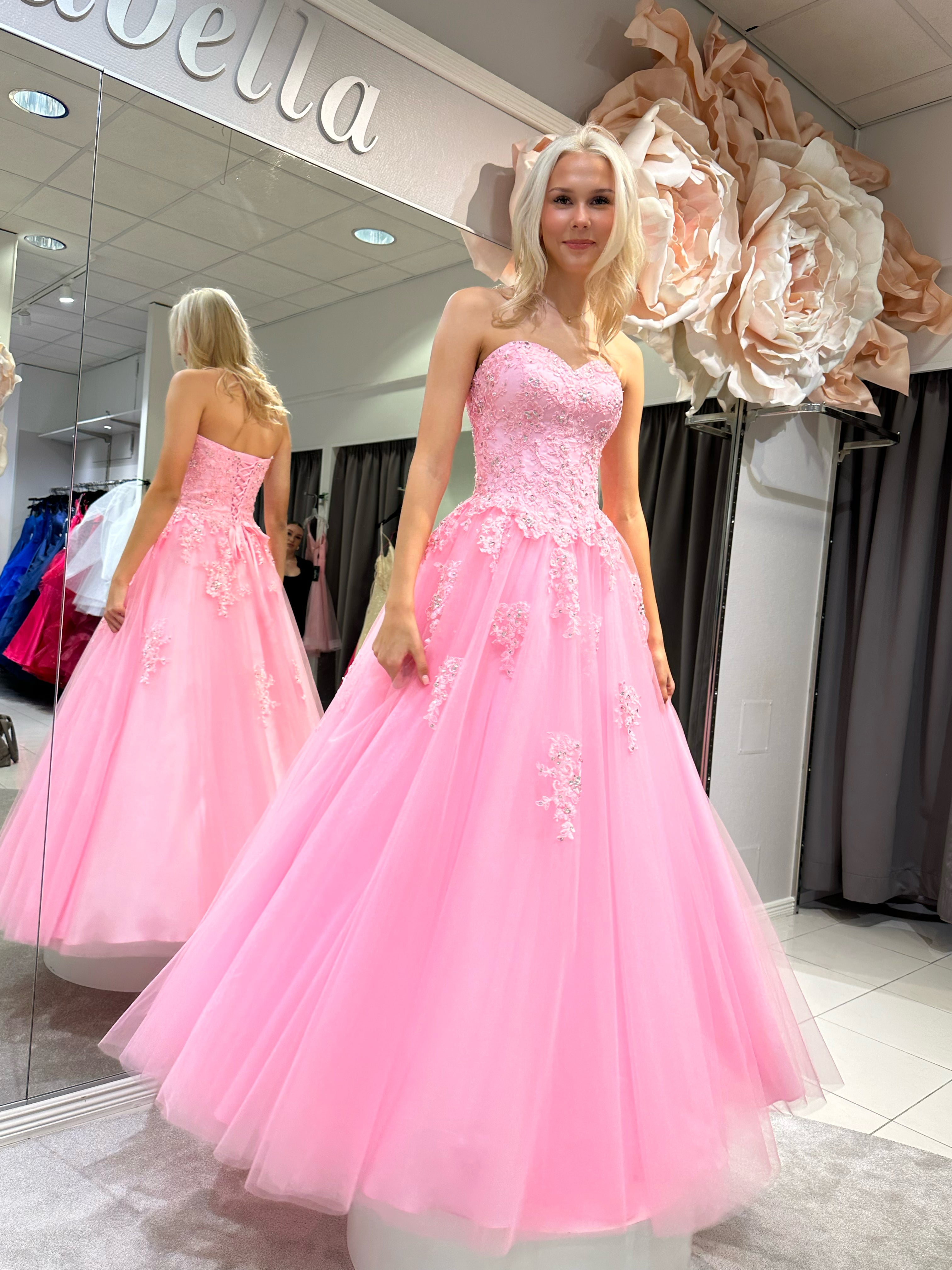 olkaimeton pinkki vanhojentassimekko, edestä.