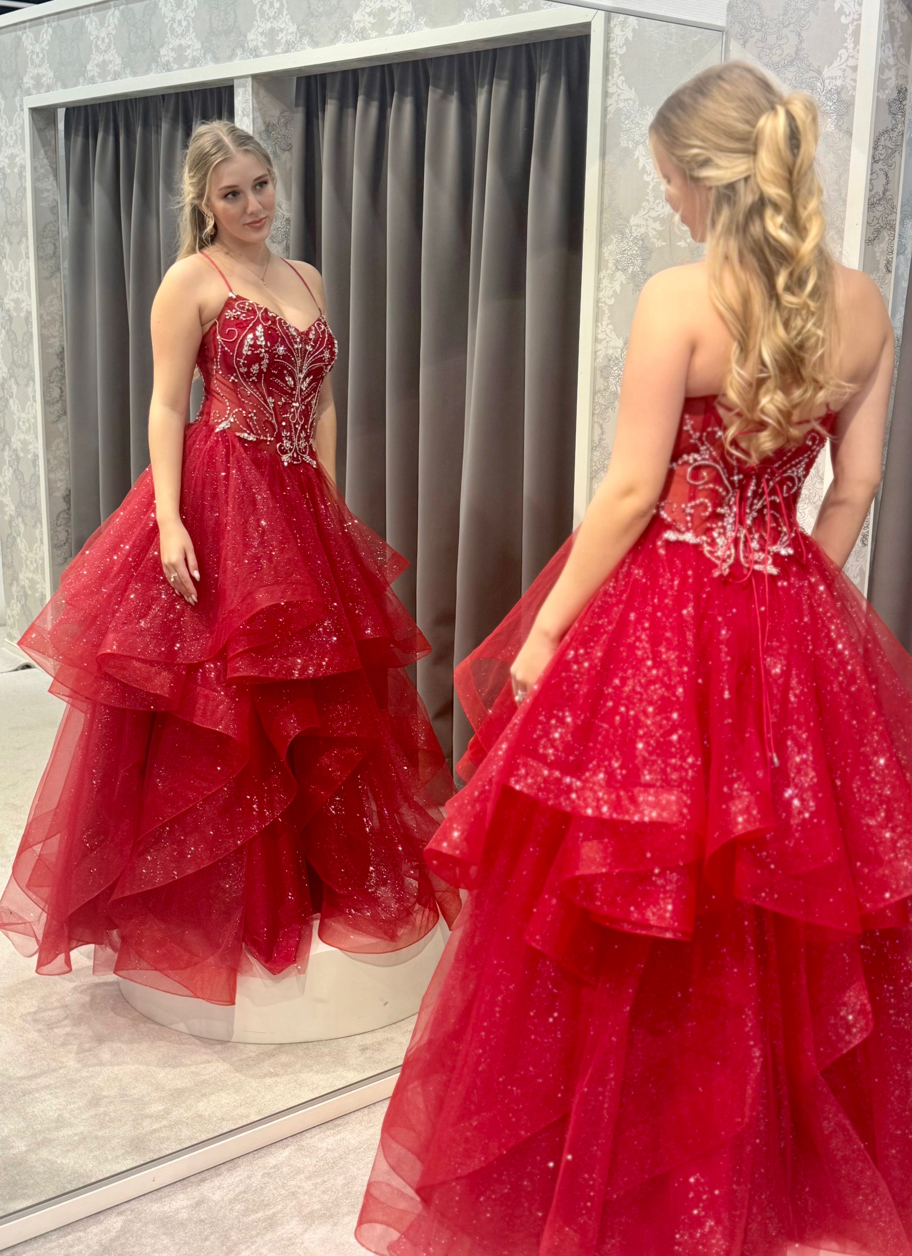 tummanpunainen tanssimekko.