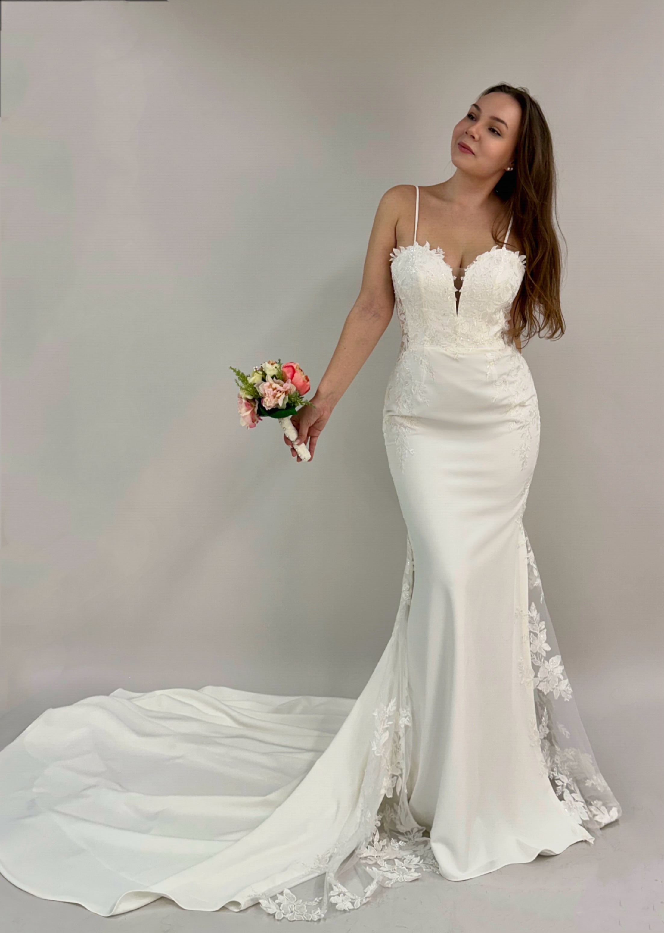 Häämekko tyköistuvalla merenneitomallilla, korsettiyläosa ja kukkapitsiyksityiskohdat.