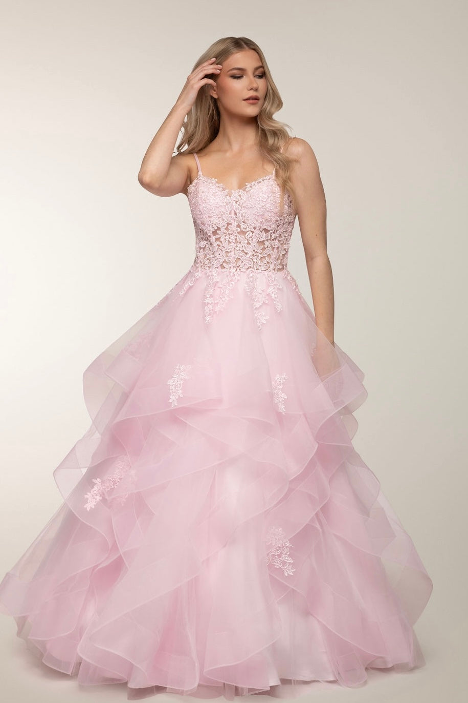 Pinkki vanhojentanssimekko röyhelöhelmalla ja pitsiyläosalla.