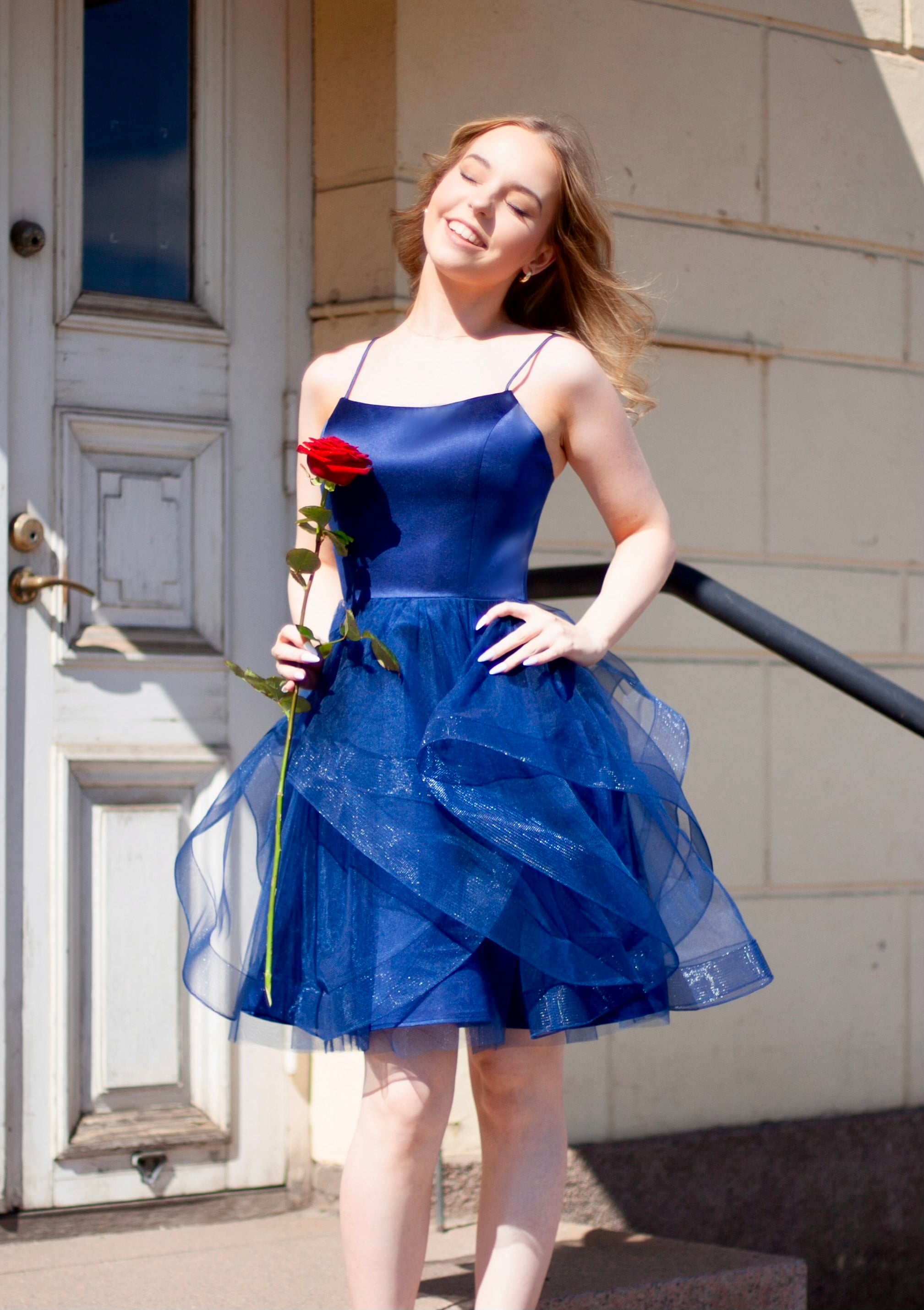 tummansininen juhlamekko röyhelöhelmalla, edestä.