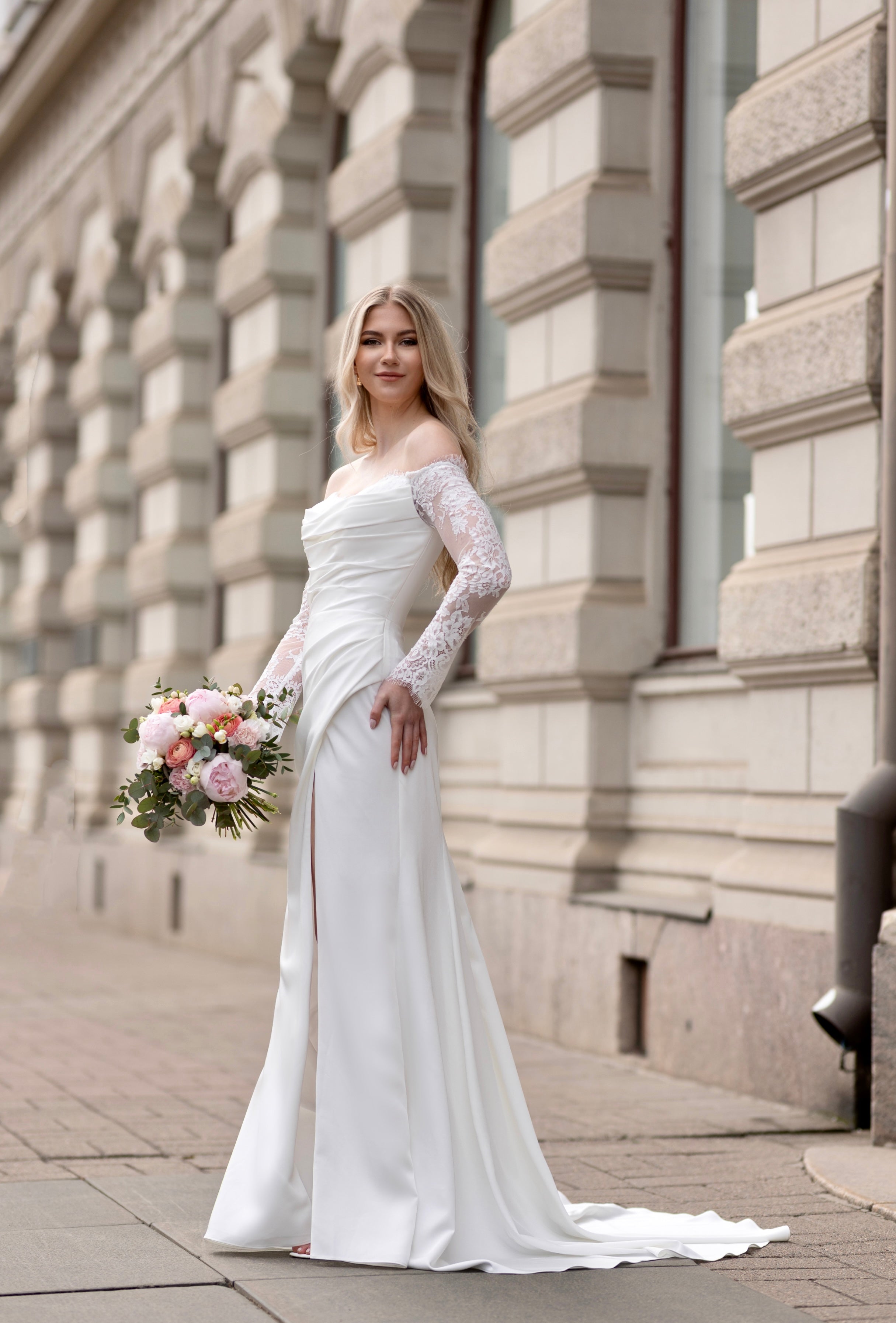 Häämekko Nina vartaloa myötäilevällä kankaalla, pitkä hiha ja sivuhalkio.